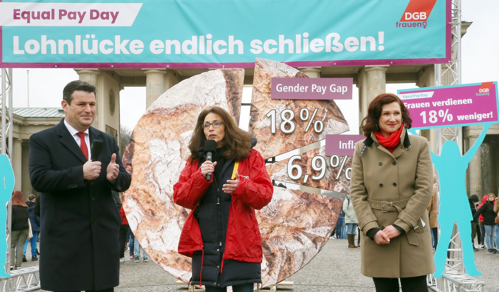 DGB-Vorsitzende Yasmin Fahimi gibt am Vortag des Internationalen Frauentages ein Statement zum Equal Pay Day vor dem Brandenburger Tor ab.