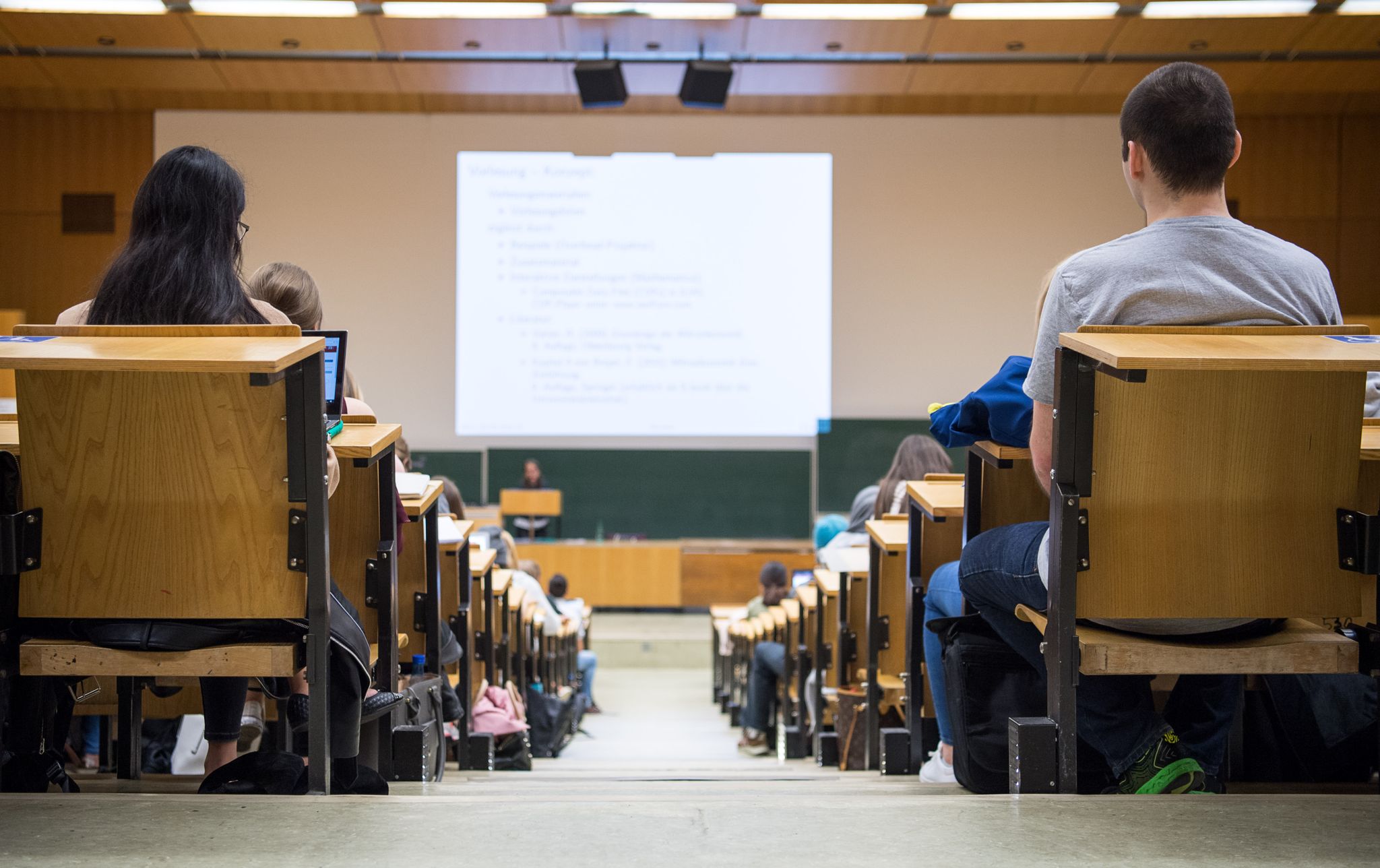 Der Frauenanteil bei Professoren betrug im vergangenen Jahr 27 Prozent. Dabei stellen Frauen bei den Studienanfängern und Absolventen die Mehrzahl.