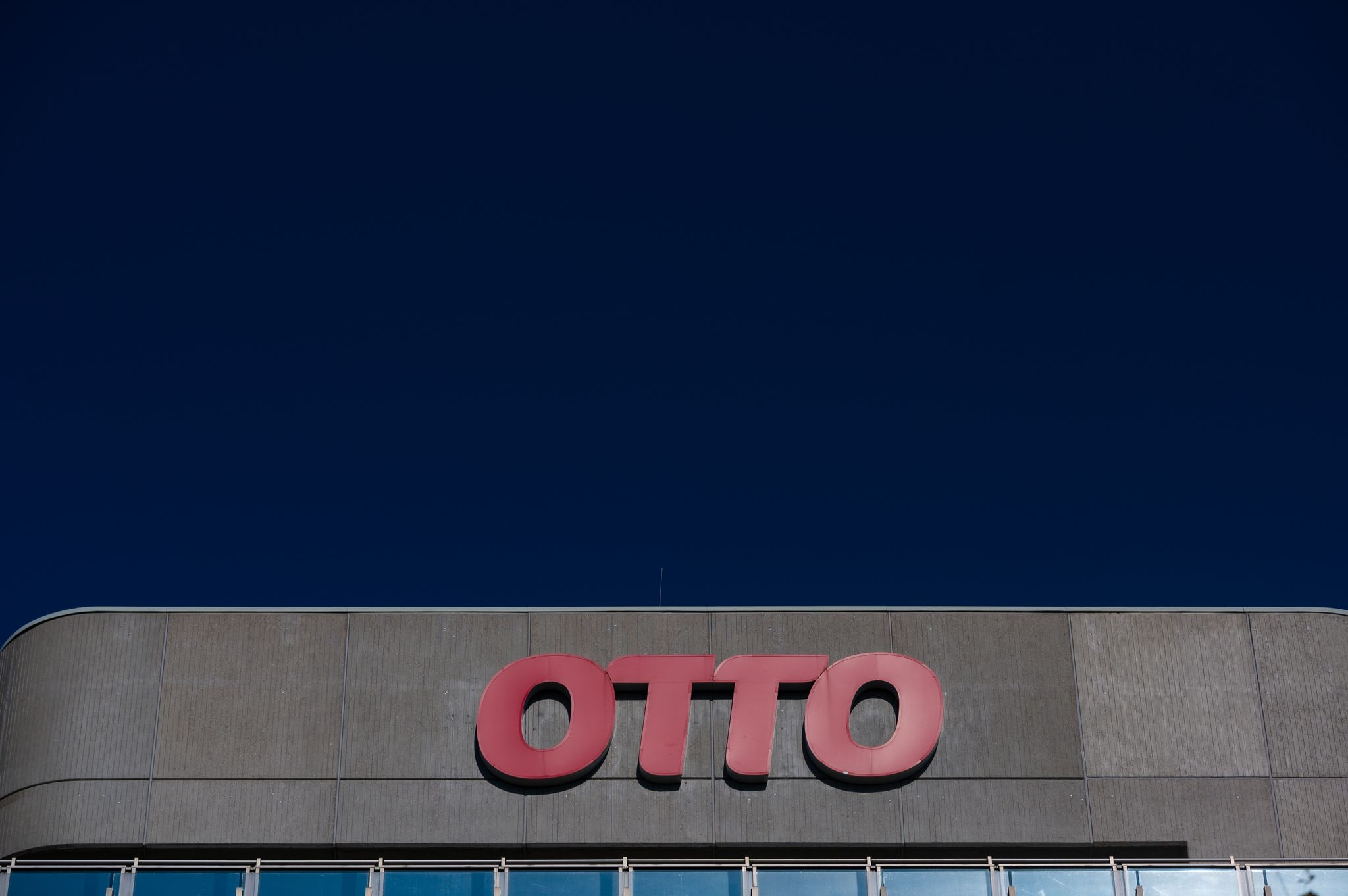 Das Logo des Otto Konzerns an der Konzernzentrale in Hamburg.