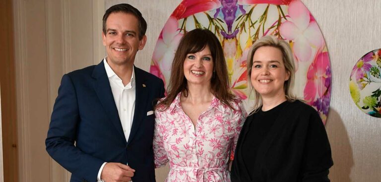 Dominik Reiner (Generalmanager Mandarin Oriental München), Sonja Lechner, Miriam Reitmeier (Estée Lauder/La Mer) vor einem Werk von Betty Mü, ©Agentur Schneider-Press/Frank Rollitz