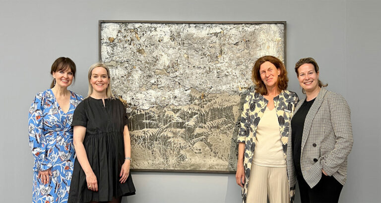 Sonja Lechner mit Miriam Reitmeier (Estée Lauder), Silke Thomas, Pamela Fella (Estée Lauder) vor einem Werk von Anselm Kiefer "Farnwald" (1991), © Galerie Thomas