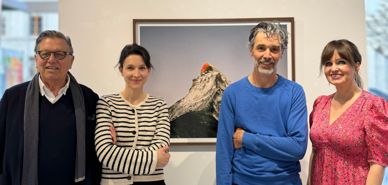 Der Künstler Olaf Unverzart (2. v. re.) mit den Galeristen Stefan Vogdt und Felicitas Boos (li.) sowie Kunsthistorikerin Sonja Lechner. © Galerie Stefan Vogdt