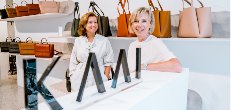 Die beiden KAAI-Gründerinnen Ine Verhaert und Helga Meersmans in Ihrem KAAI-Store in Antwerpen.