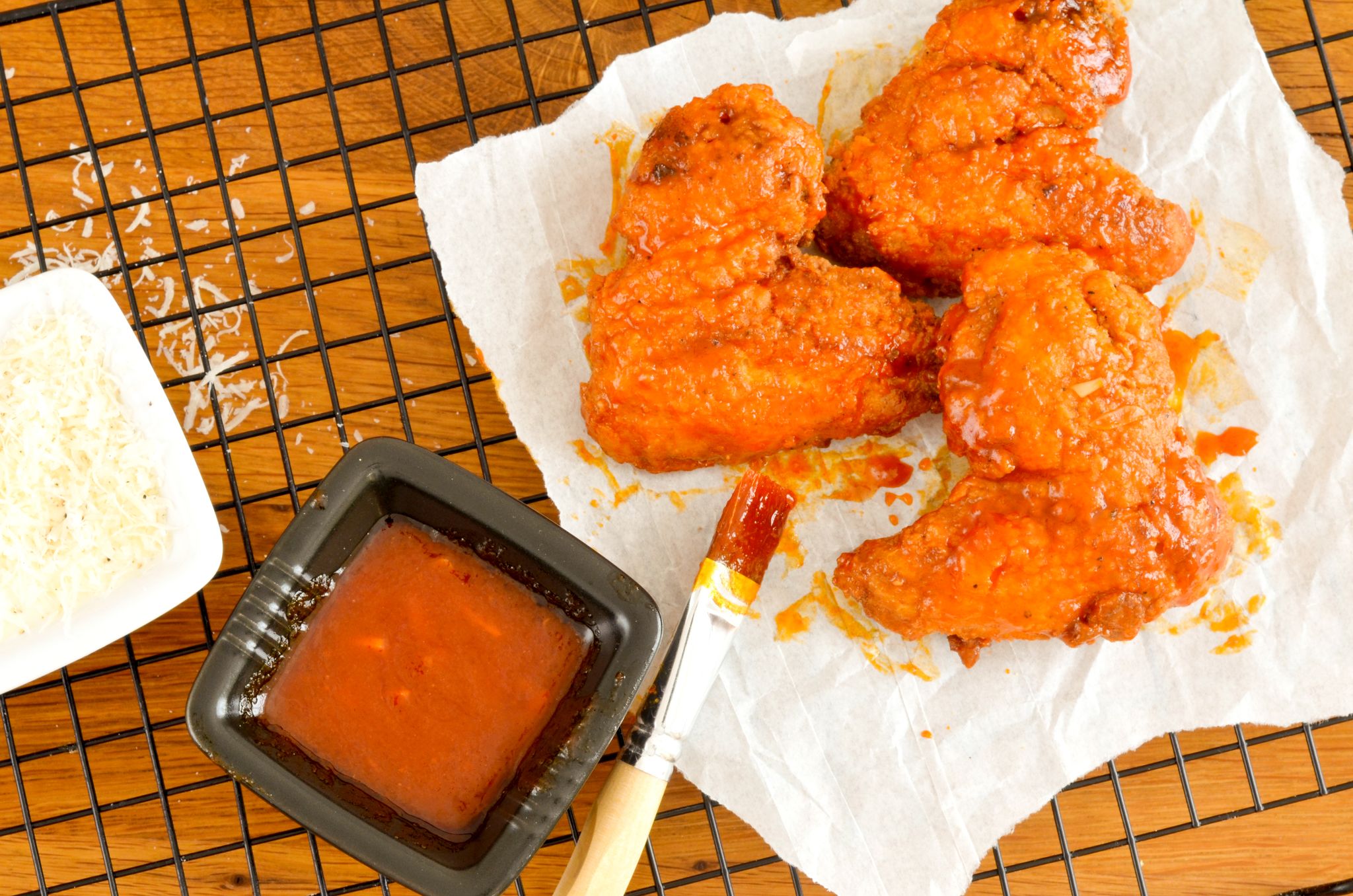 Der Trend "swicy" kombiniert süße und scharfe Geschmacksnoten, und lässt sich kreativ in Gerichten wie leckeren Chicken-Wings mit Chili-Honig oder einer Ingwer-Chili-Limonade umsetzen.
