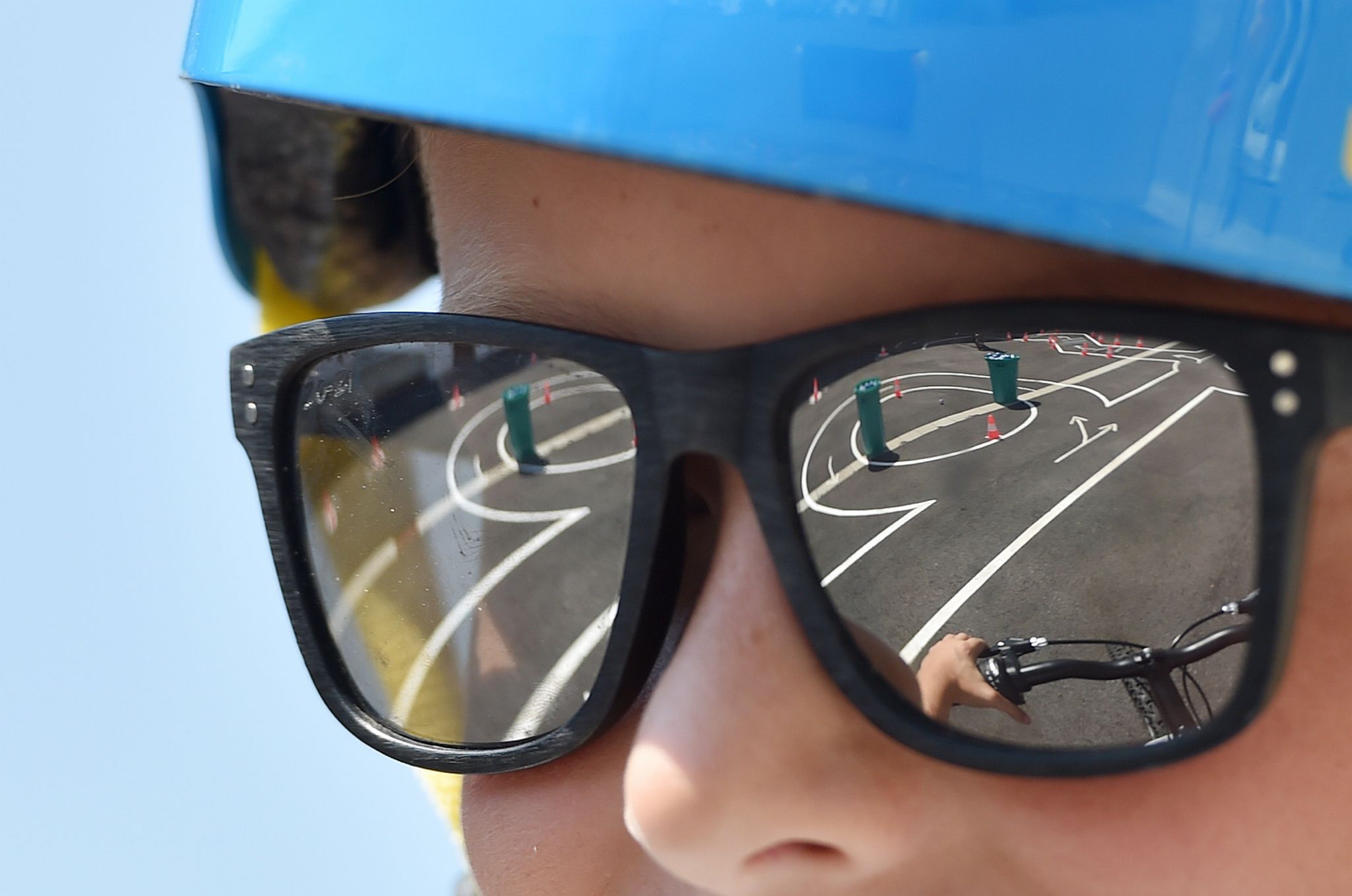 Sonnenschutz für Kinderaugen ist unerlässlich: Sonnenbrille und Sonnencreme sollten ständige Begleiter sein.
