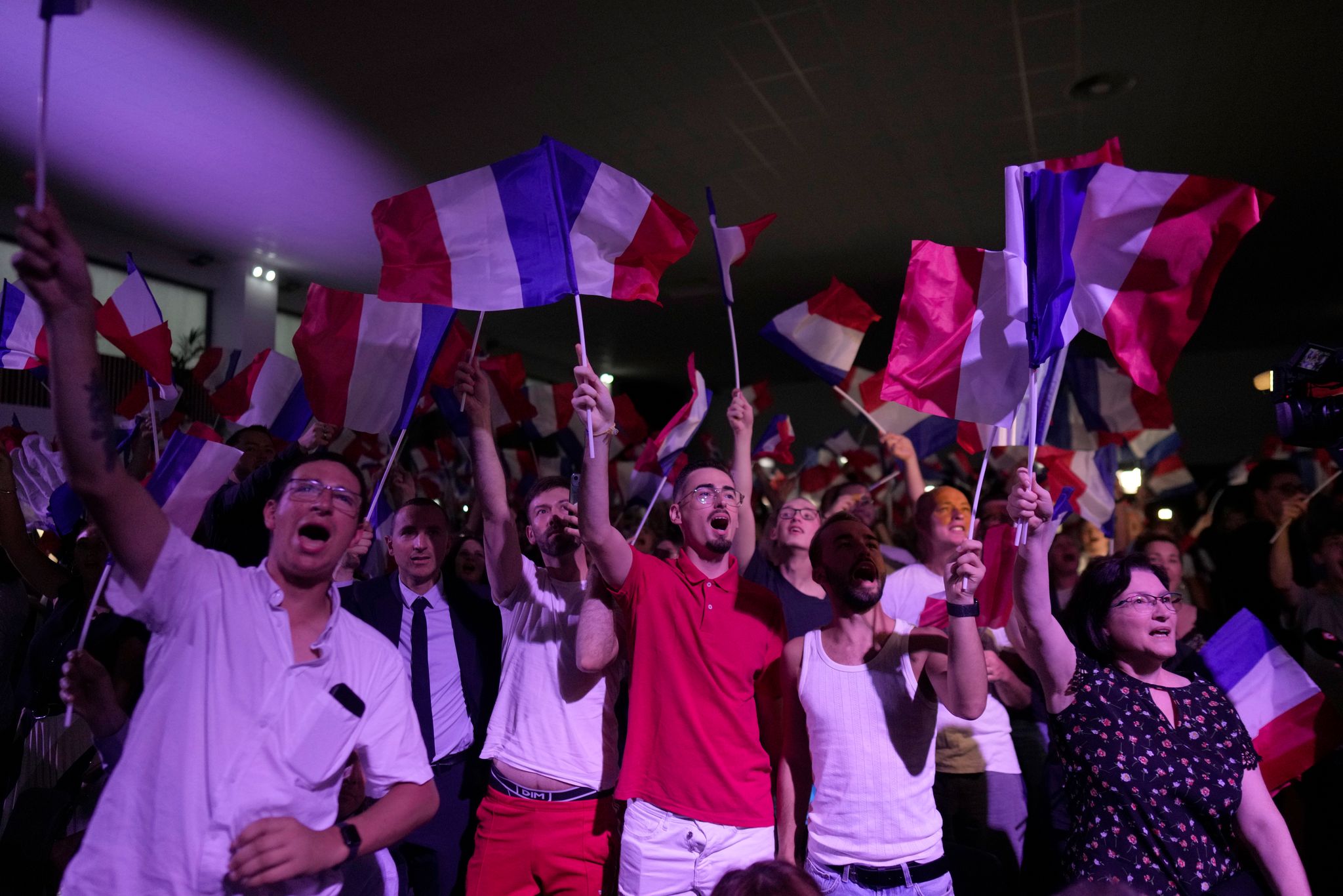 Das Rassemblement National freut sich über sein gutes Abschneiden in der ersten Runde der Parlamentswahl in Frankreich.