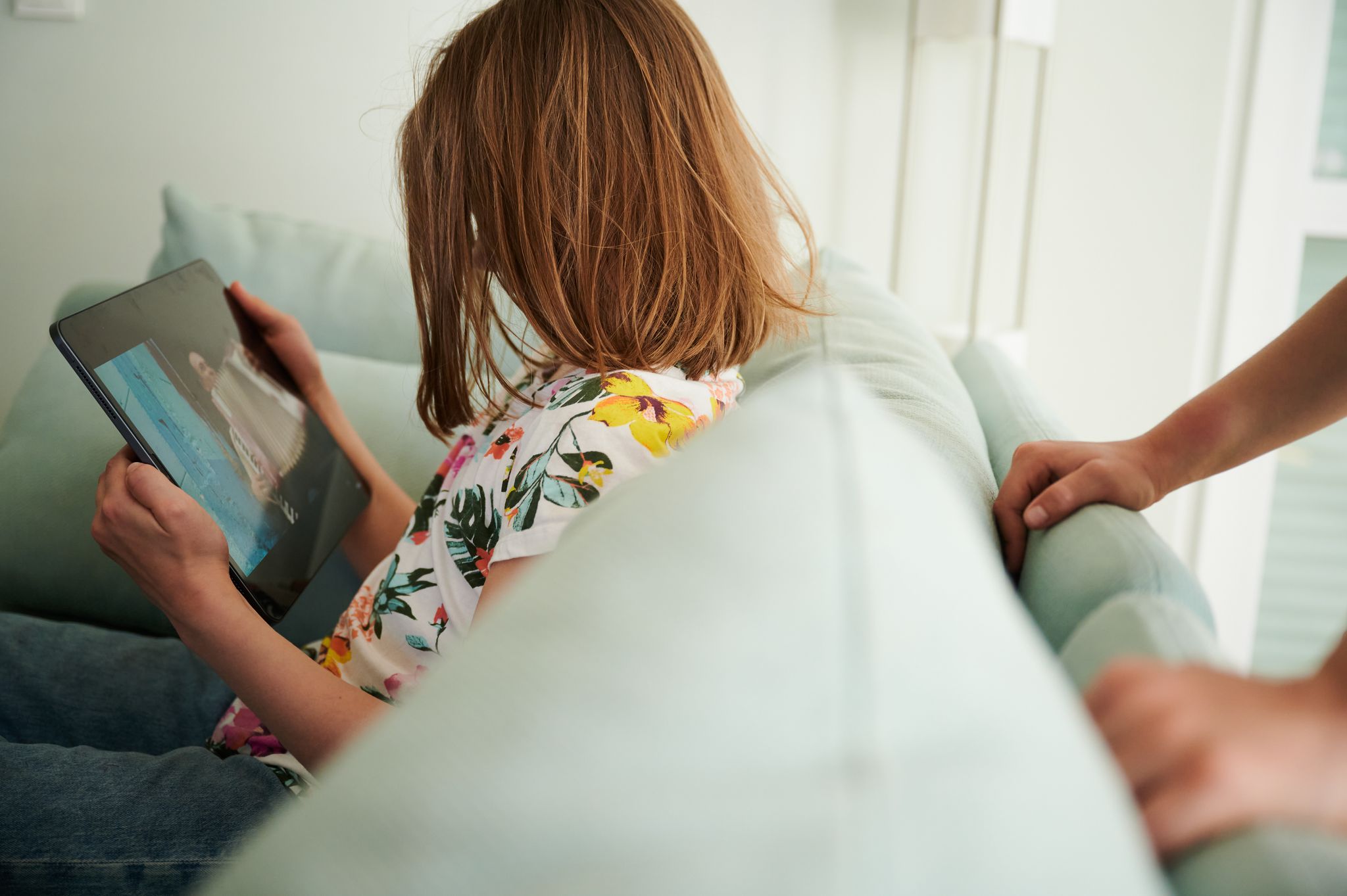 Eltern beeinflussen die Bildschirmzeit ihrer Kinder: Eine Studie zeigt, dass elterliches Verhalten und die Art der Kommunikation über Bildschirmnutzung eng mit dem Medienverhalten ihrer Kinder verknüpft sind.