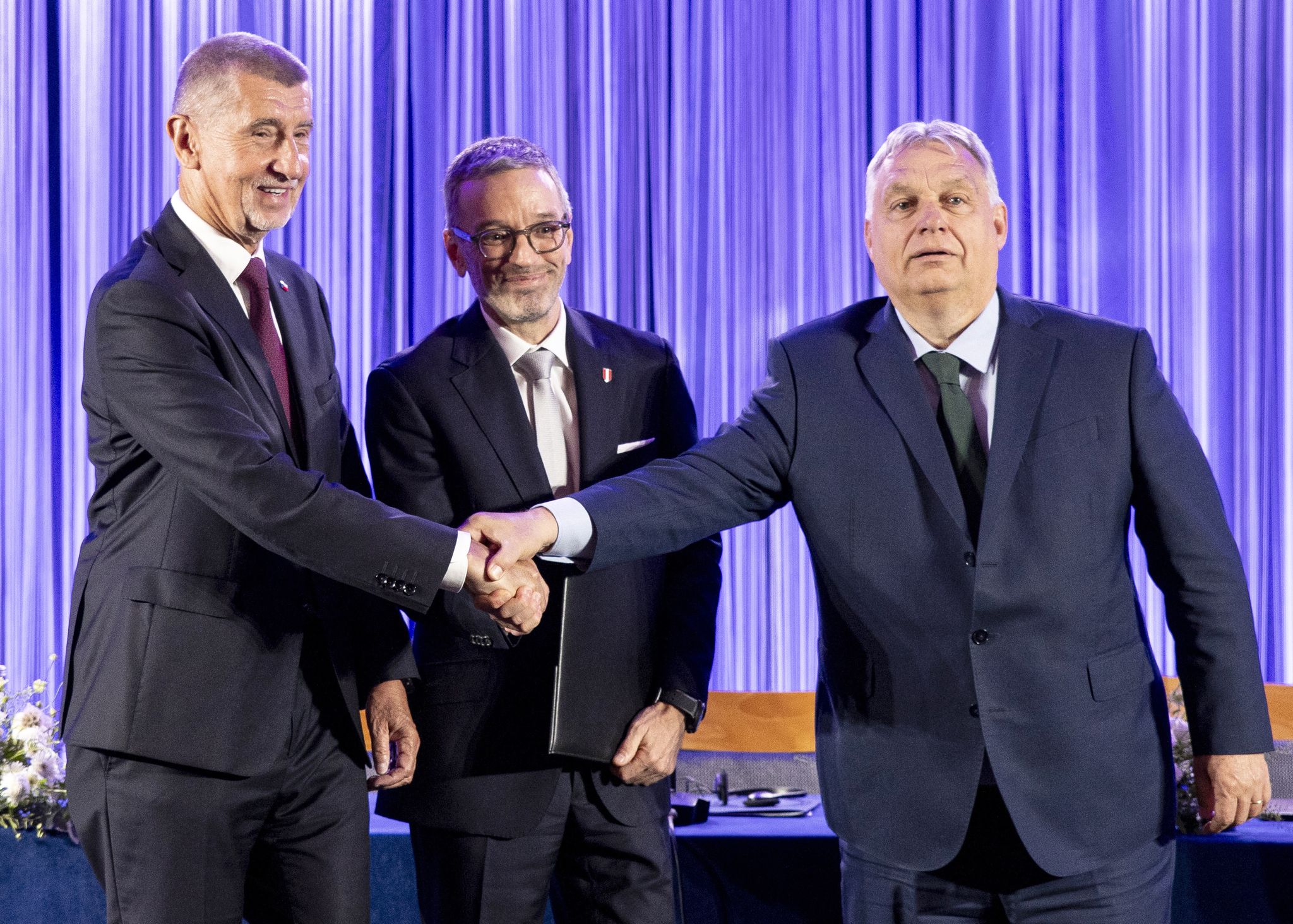 Orban (r), Kickl (M) und Babis (l) besiegeln in Wien das Bündnis «Patrioten für Europa». (Archivbild)