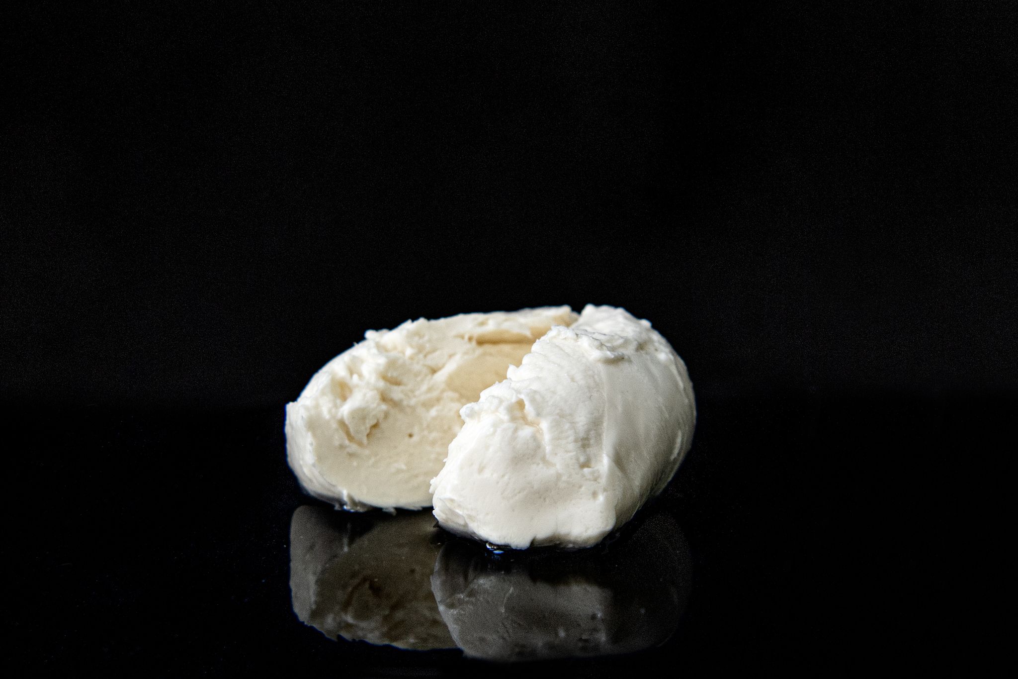 Mozzarella ist besonders bekannt für seinen milden Geschmack und sein weiche elastische Textur.