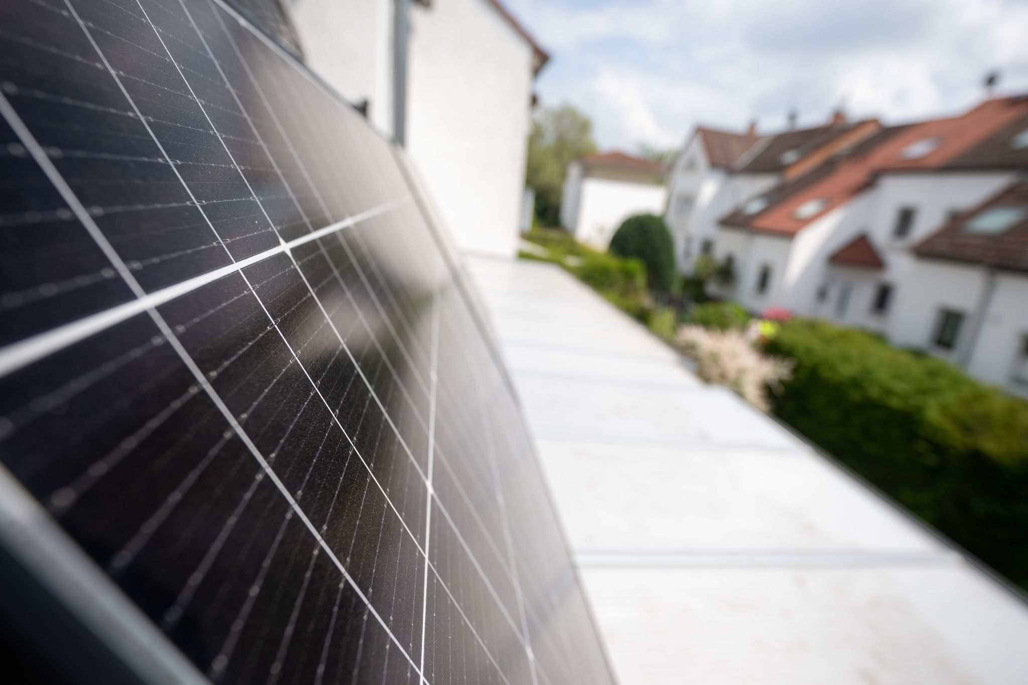 Durch das Solarpaket vereinfacht die Bundesregierung zukünftig die Installation von Steckersolargeräten für Verbraucherinnen und Verbraucher. (zu dpa: «So kommen Mieter und Eigentümer zu einem Balkonkraftwerk»)