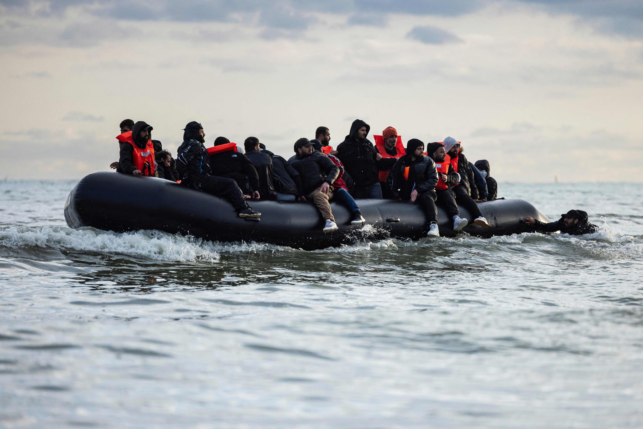 Nach wie vor versuchen viele Migranten über den Ärmelkanal nach Großbritannien zu gelangen. (Archivbild).