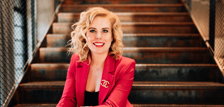 Carmen Meyer ist promovierte Biochemikerin, Selfmade-Börsianerin und Autorin des Bestsellers „Mami goes Millionär“. Foto: Inka Englisch