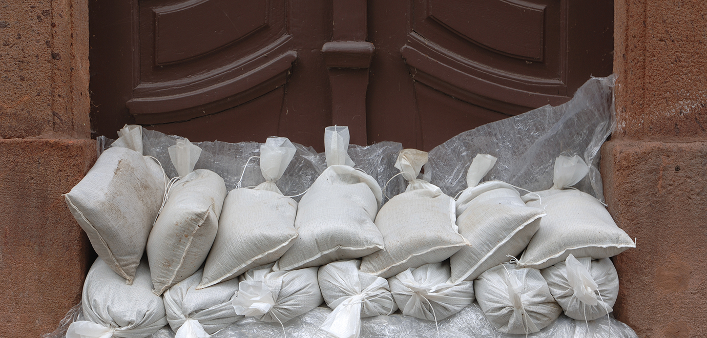 Foto: Mario Hoesel/AdobeStock Hochwasser, Sandsäcke Versicherungen