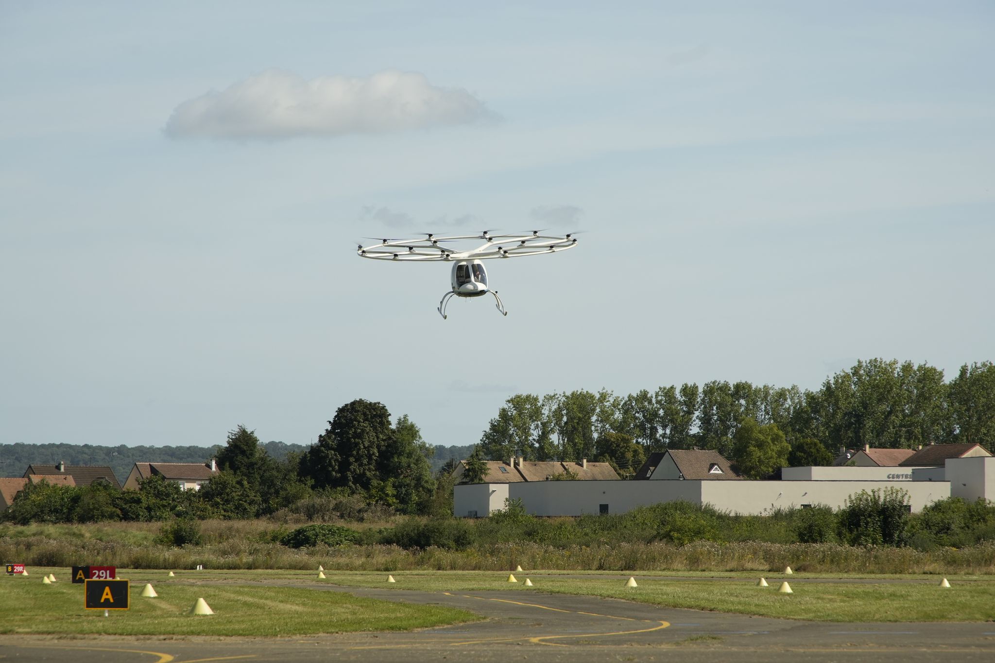 Ein Volocopter hebt vor den Toren von Paris ab.