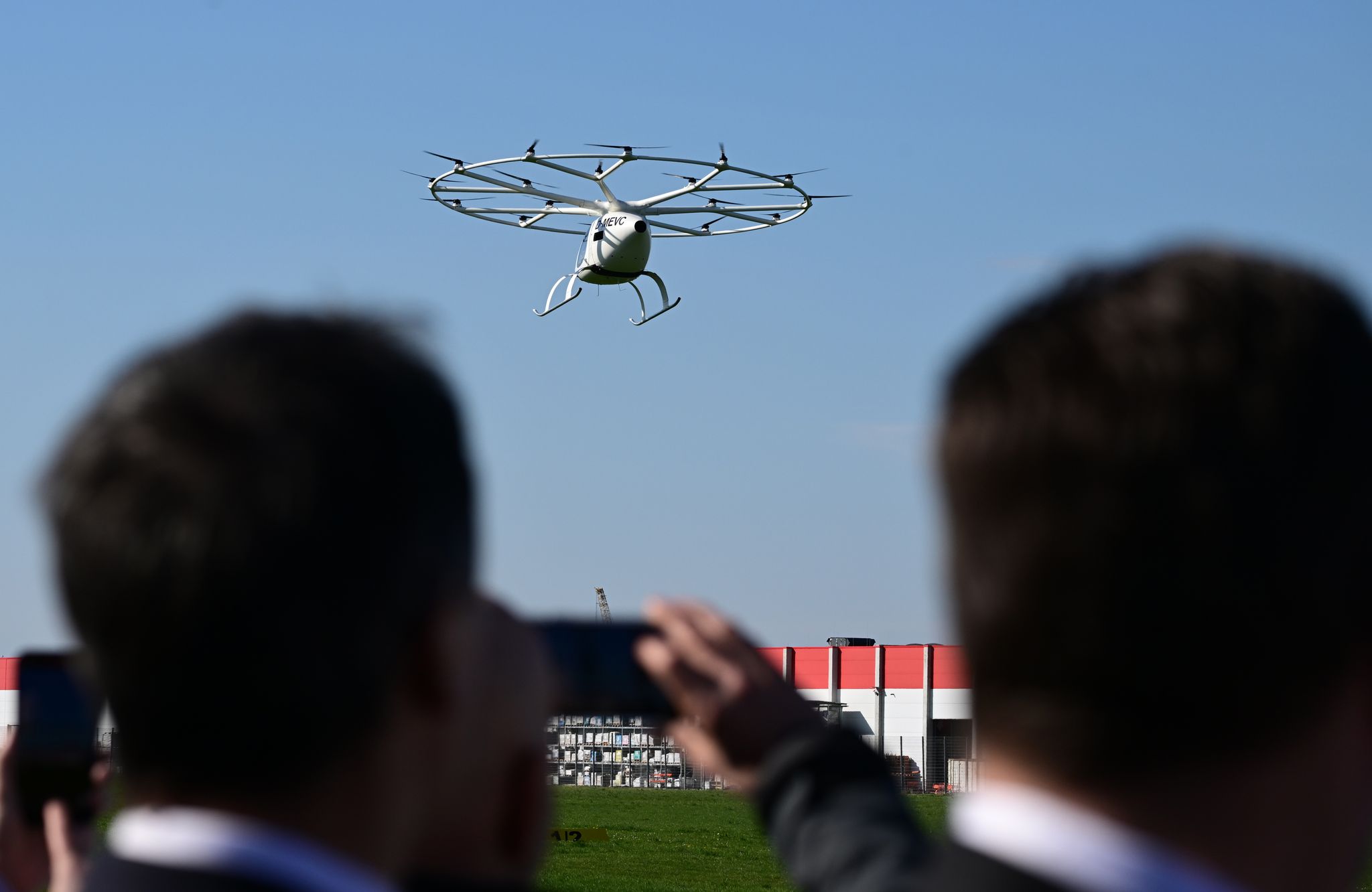 Nach dem Willen von Volocopter sollen die Flugtaxis auch während der Olympischen Spiele in Paris in der Luft zu sehen sein. (Archivbild)