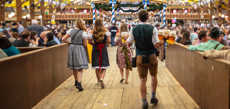 Foto: Rawf8/AdobeStock Oktoberfest Maßkrug Bedienung
