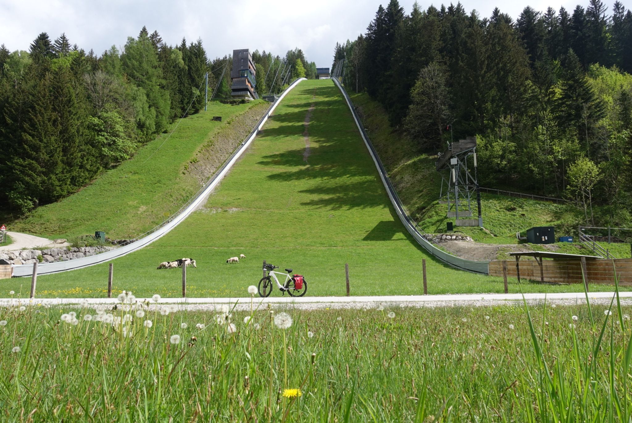 Geometrisches Fotomotiv: die Skisprungschanze am Kulm.