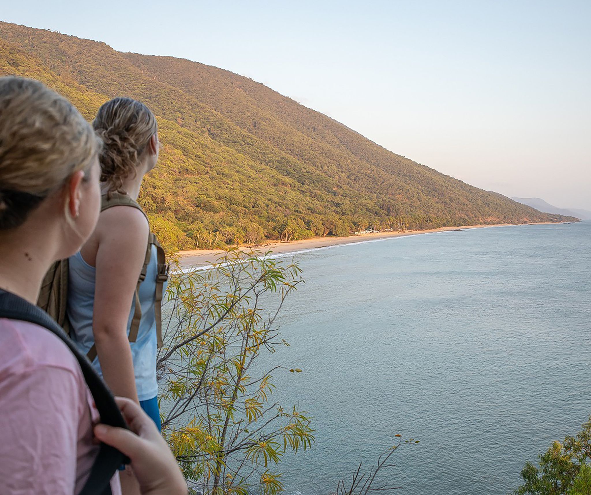 Der Wangetti Trail im tropischen Nordosten Australiens eröffnet Wanderern spektakuläre Blicke auf das Korallenmeer und führt durch dichten Regenwald.