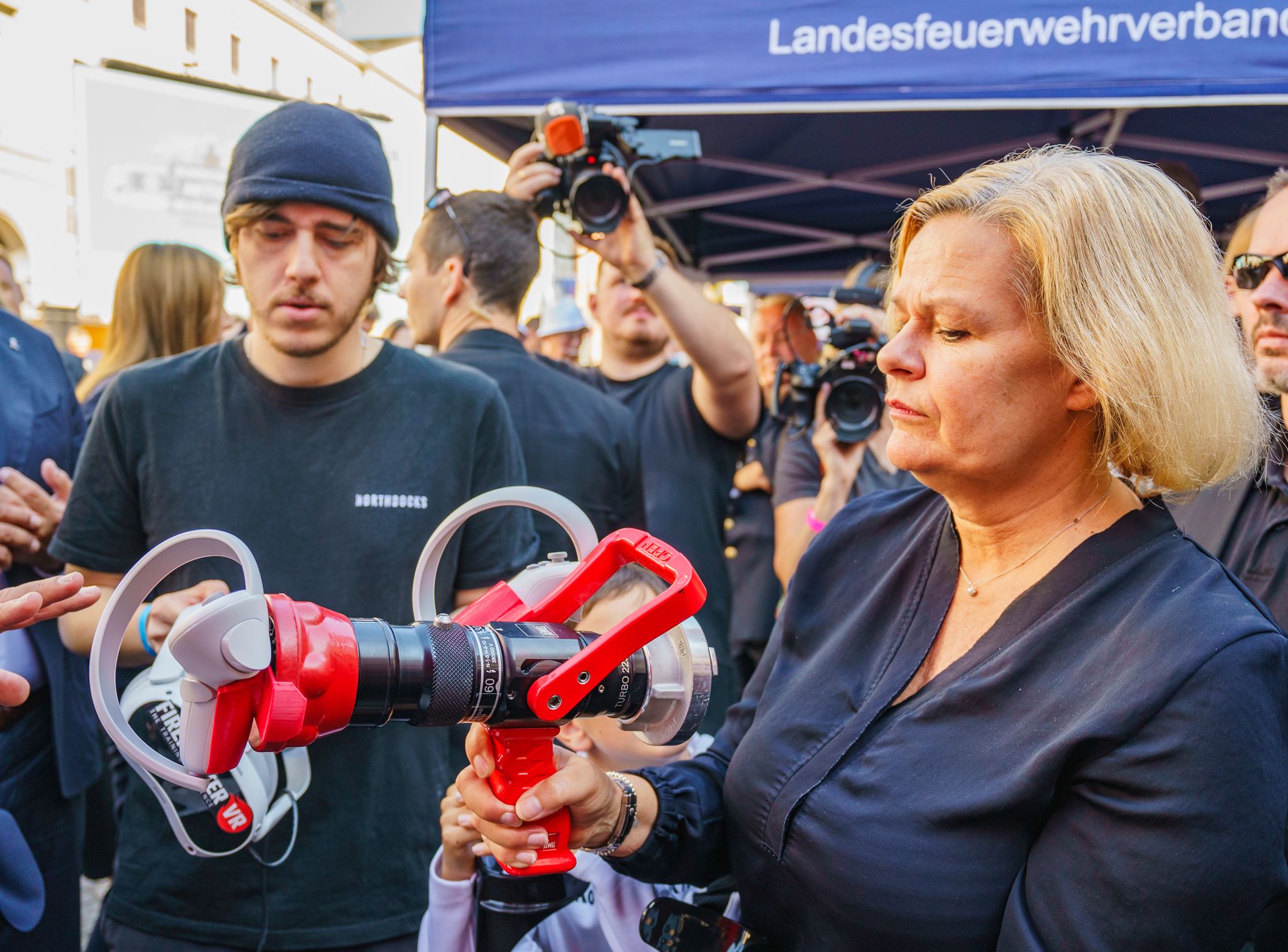 Nancy Faeser (SPD) bei dem zweiten Bevölkerungsschutztag von Bund und Ländern in Wiesbaden. Hier konnten sich Bürgerinnen und Bürger über gute Krisenvorsorge und Engagement im Ehrenamt informieren.