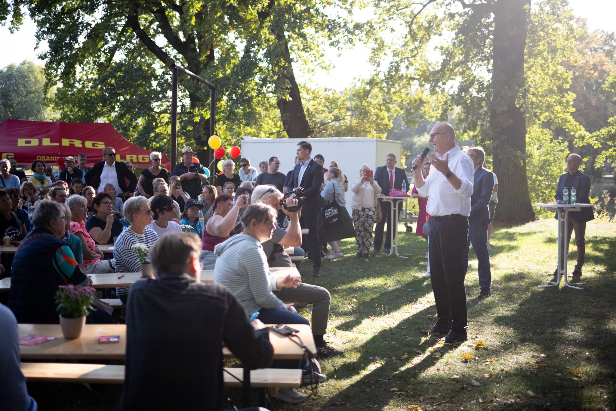 Woidke spricht beim Wahlkampfabschluss der SPD in Oranienburg vor rund 200 Menschen.