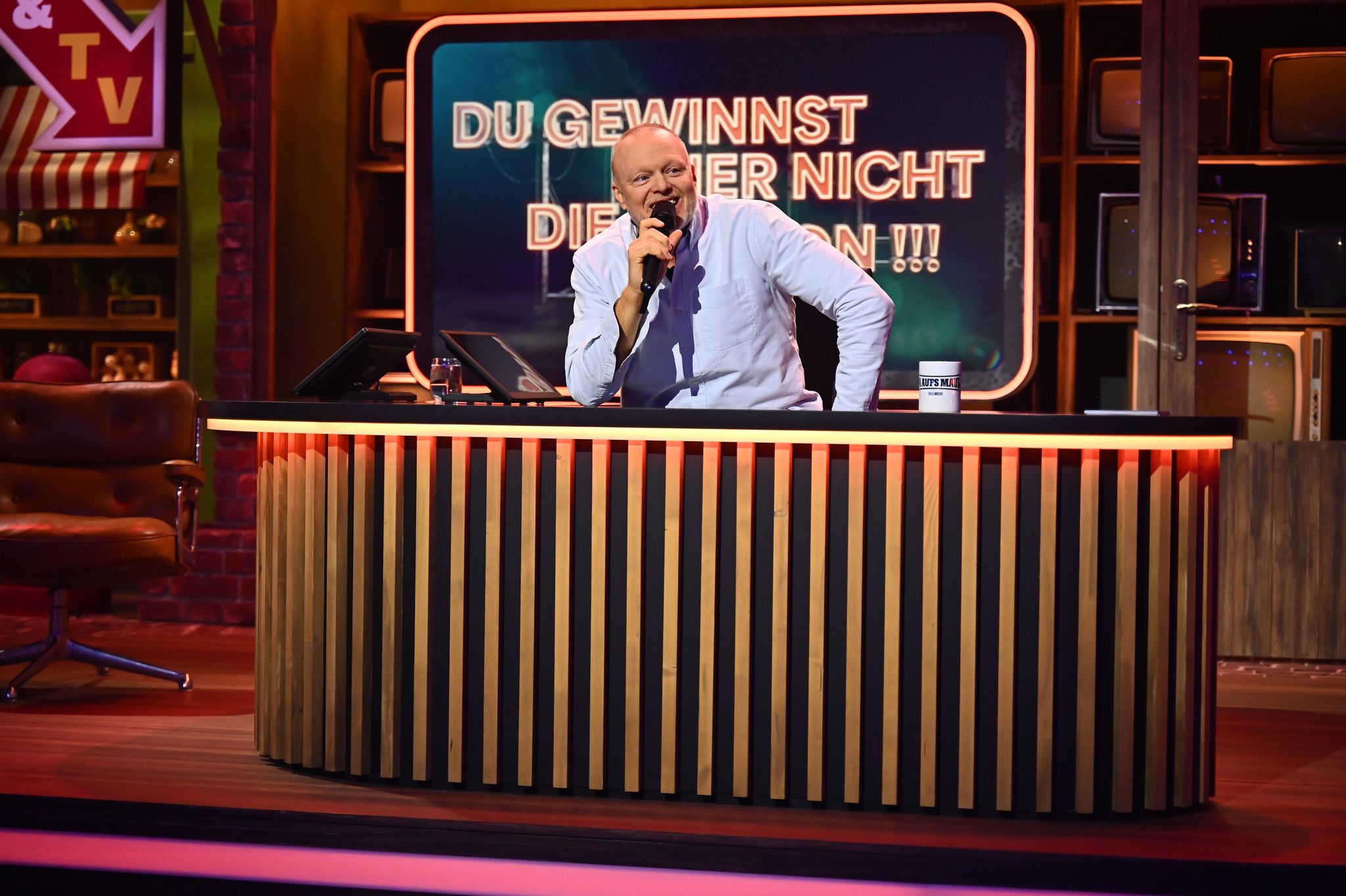 Lange nicht mehr gesehen: Stefan Raab sitzt wieder an einem Schreibtisch und scherzt vor sich hin. Auf RTL+ hat der Entertainer seine neue Show präsentiert.