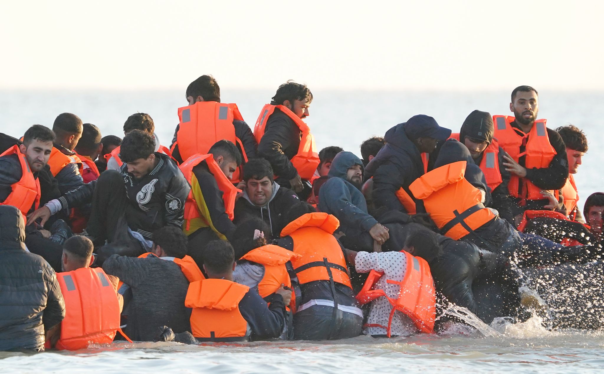 Immer wieder kommen Flüchtlinge bei der gefährlichen Überfahrt mit kleinen Booten Richtung Großbritannien ums Leben. (Archivbild).