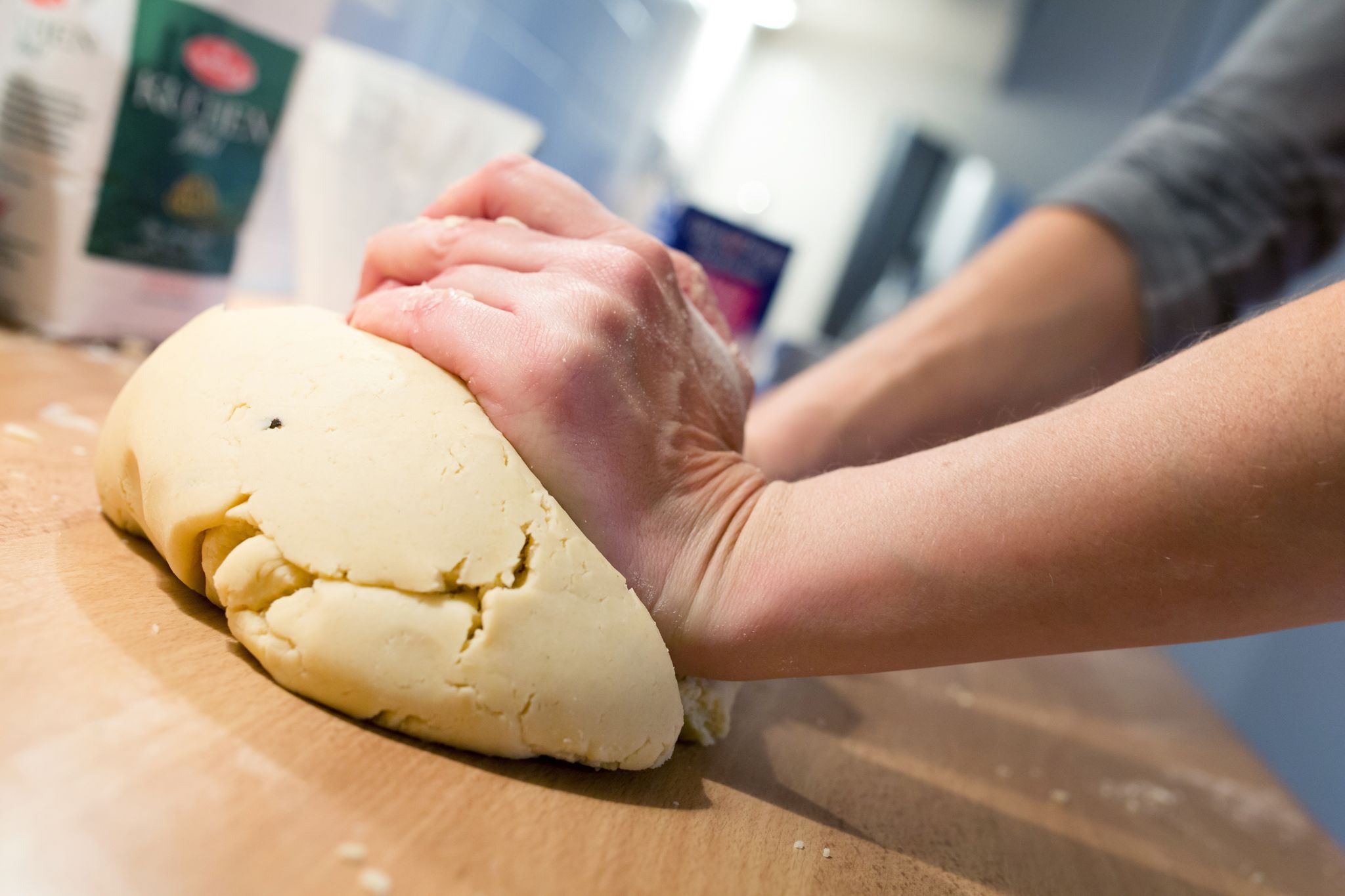 Beim Blindbacken wird der Mürbeteig nach dem Kneten in die Backform gelegt, mit Backpapier und Hülsenfrüchten beschwert und vorgebacken.