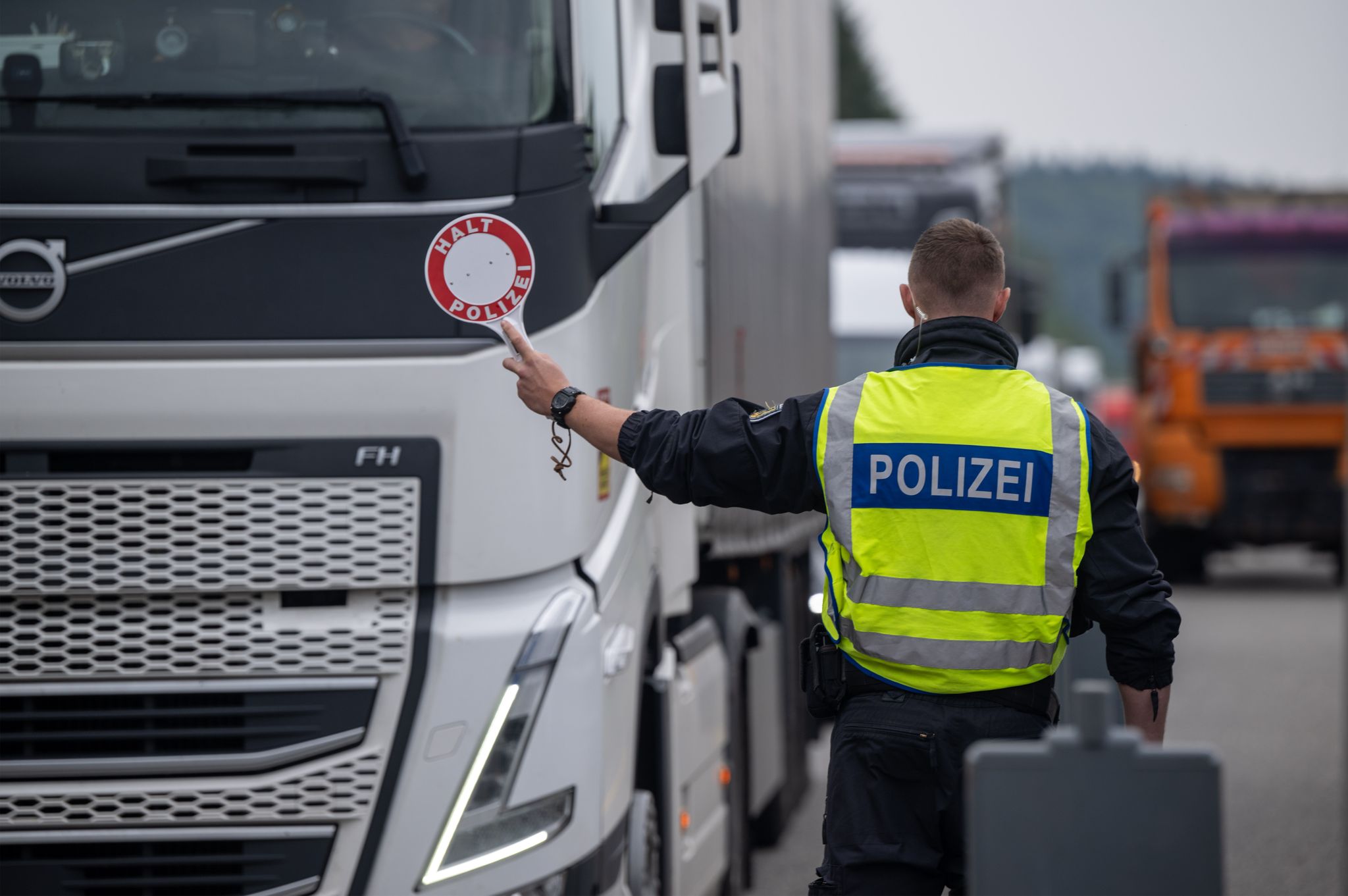 Laut einer Analyse des Kreditversicherers Allianz Trade könnten die temporären Grenzkontrollen zu Einbußen beim Bruttoinlandsprodukt in Höhe von bis zu 11,5 Milliarden Euro führen.