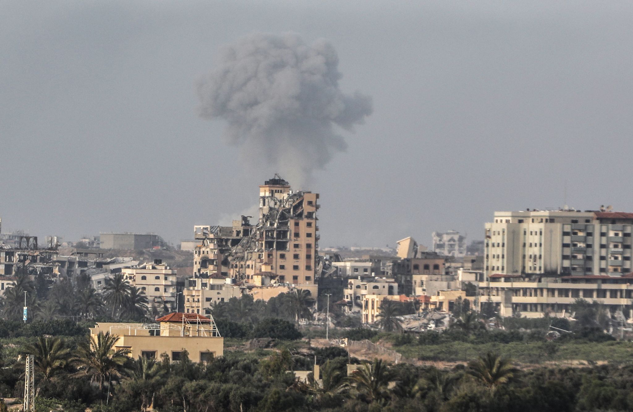 Rauch steigt nach einem Luftangriff in der Stadt Gaza auf. (Archivbild)