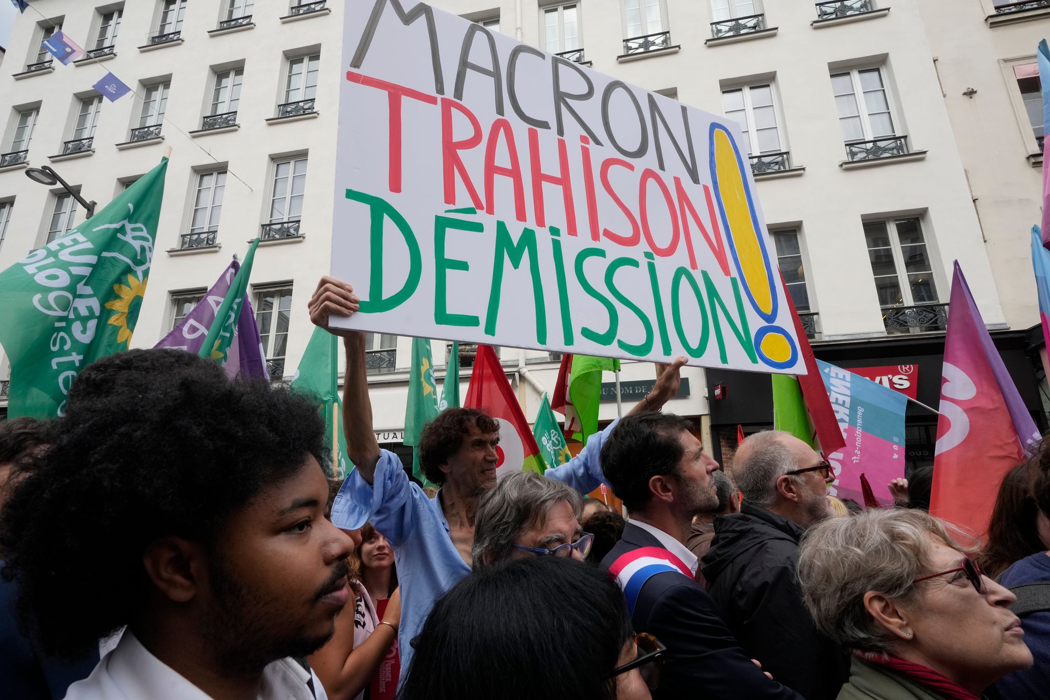 «Rücktritt von Macron - Verrat» wird auf einem Plakat auf einer Demonstration in Paris gefordert.