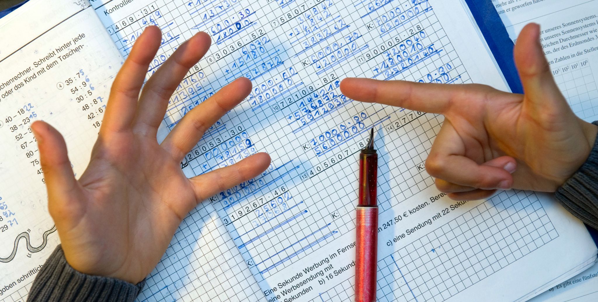 Kleine Kinder sollten nach Forscherangaben das Zählen mit den Fingern lernen. Bei über Achtjährigen deute es eher auf Matheschwierigkeiten hin. (Archivbild)