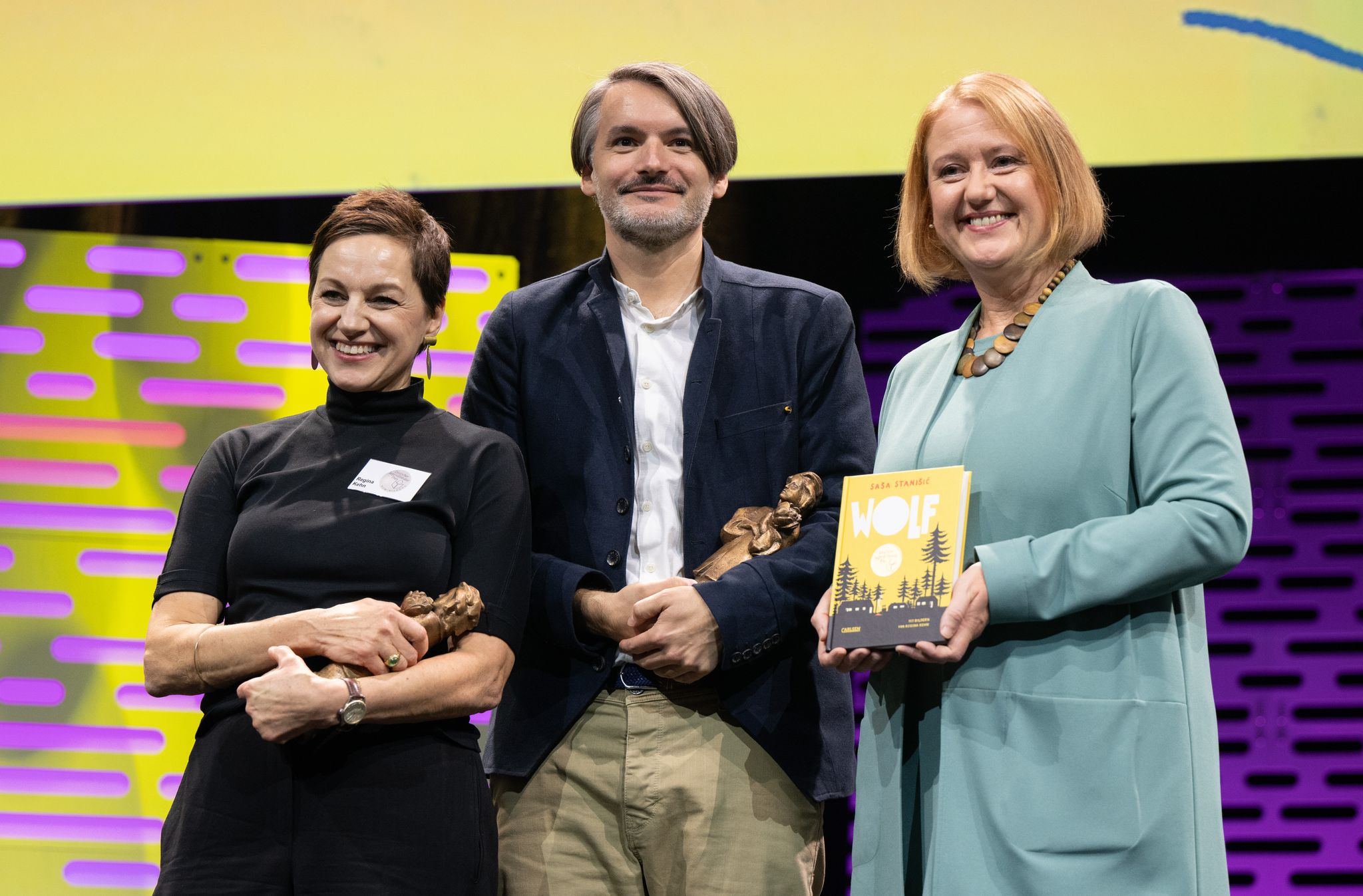 Der Schriftsteller Saša Stanišić und die Illustratorin Regina Kehn (links) haben den Jugendliteraturpreis für ihr Kinderbuch «Wolf» gewonnen.