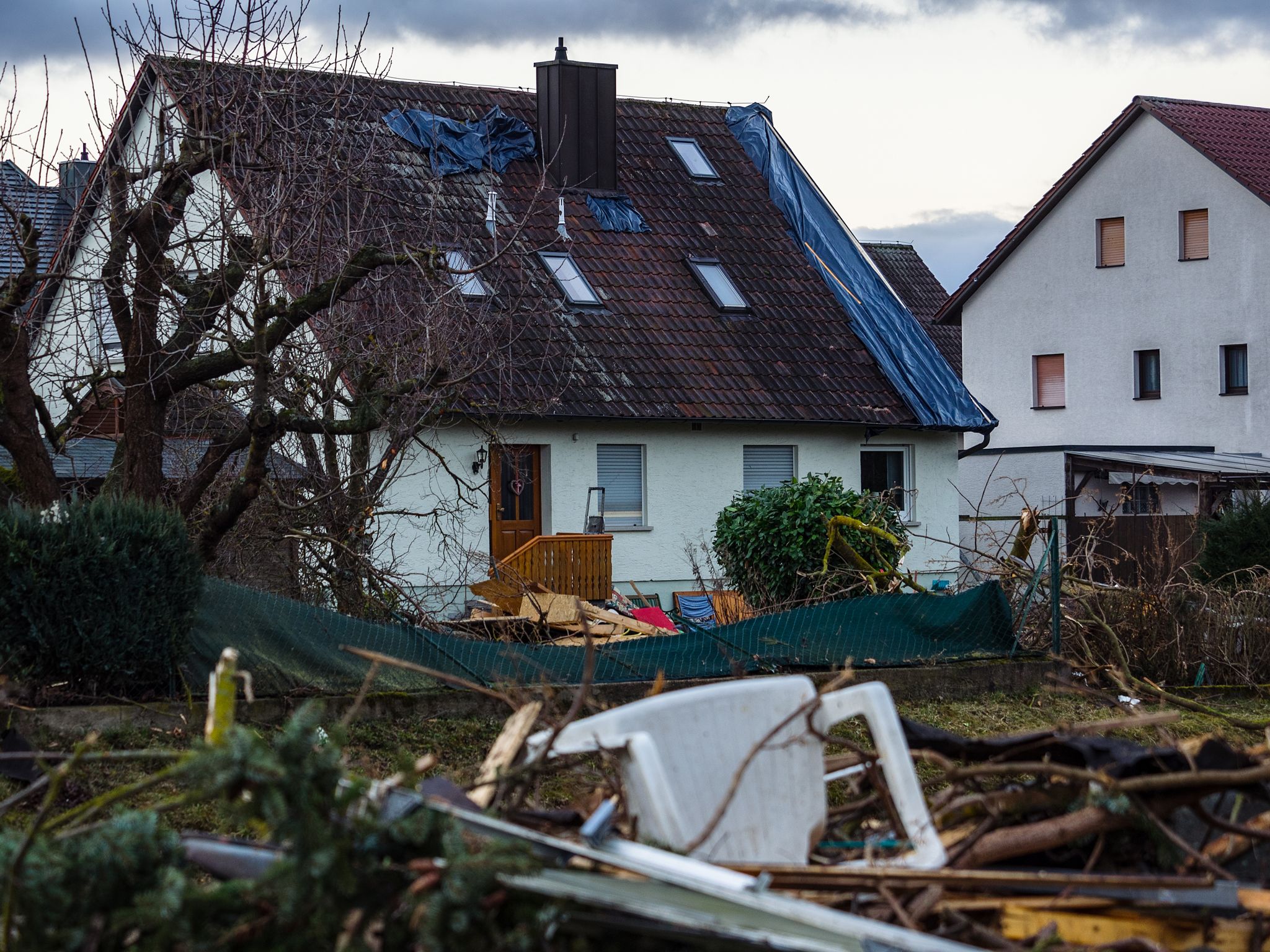 Hat ein Sturm das Haus verwüstet, ist es sinnvoll, die Schäden genau zu dokumentieren.