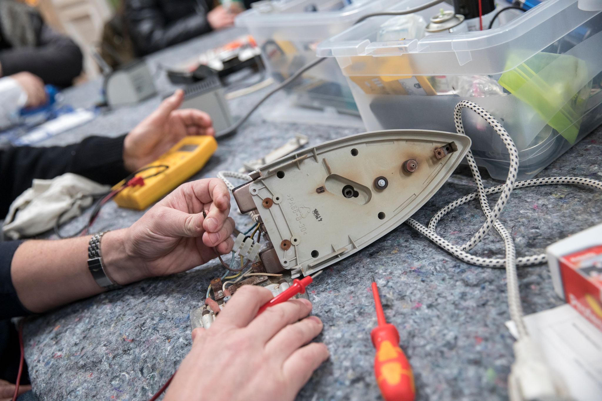 Haushaltsgeräte reparieren statt wegwerfen: Fehlersuche und Reparatur in einem Repair-Cafe können sich lohnen.