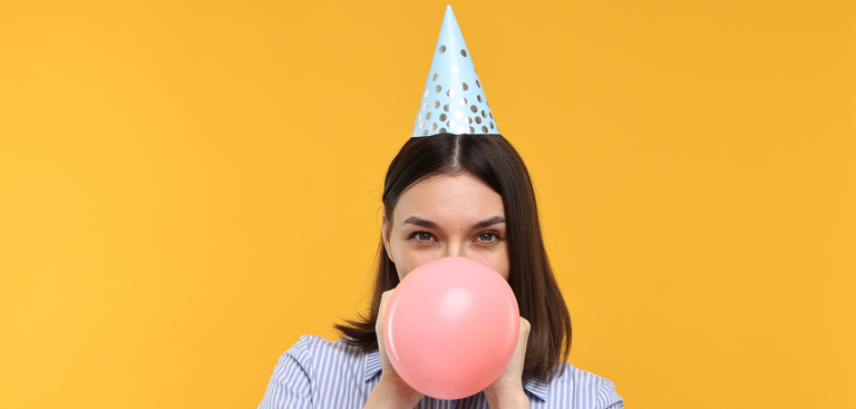 Foto: New Africa/Adobe Stock Frau Party Ballon