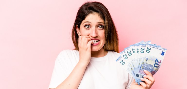 Foto: Asier/Adobe Stock Frau ängstlich Geld