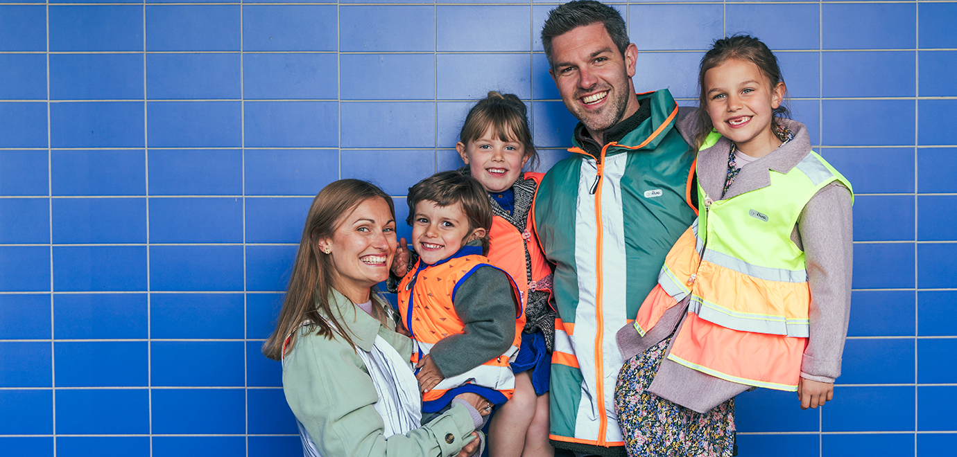 Foto: Julie Vets und ihr Mann mit den drei gemeinsamen Kindern