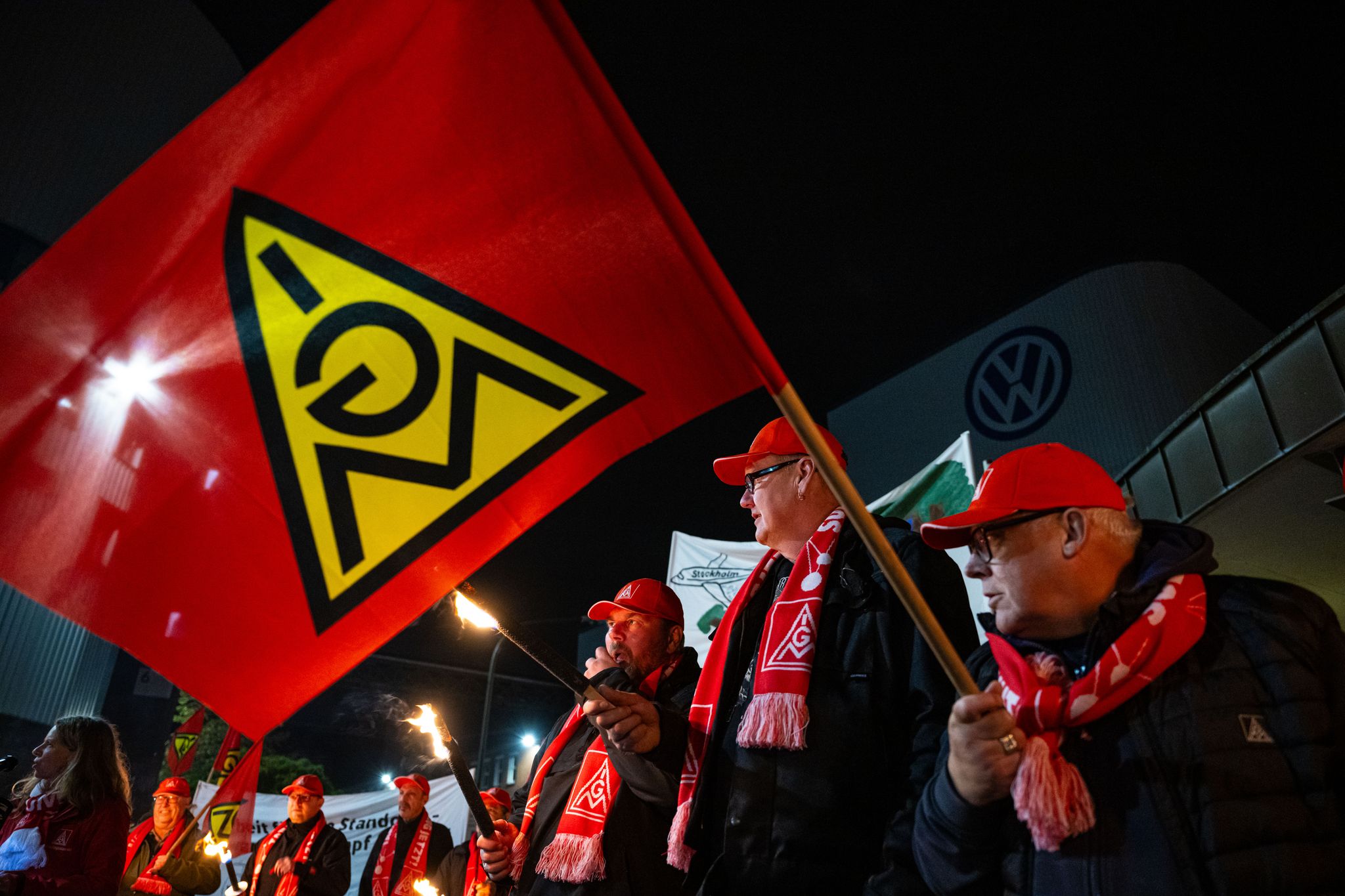 Mitarbeiter von Volkswagen demonstrierten mit Fackeln vor dem VW Werk in Osnabrück.