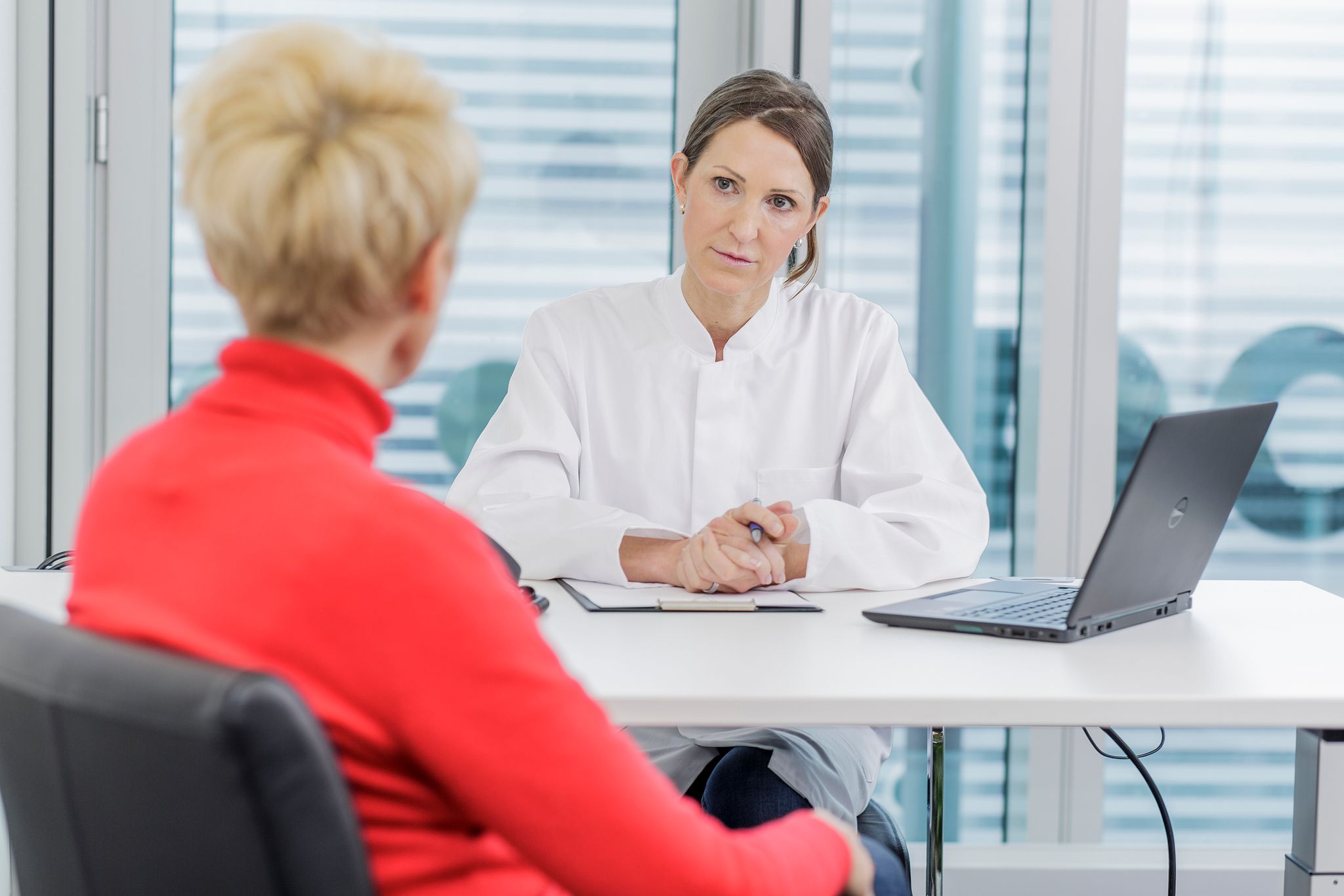 Frauen, die das Gefühl haben, dass sich ihre ADHS-Symptome in der Perimenopause verschlechtern, sollten das bei ihrer Ärztin oder ihrem Arzt ansprechen.