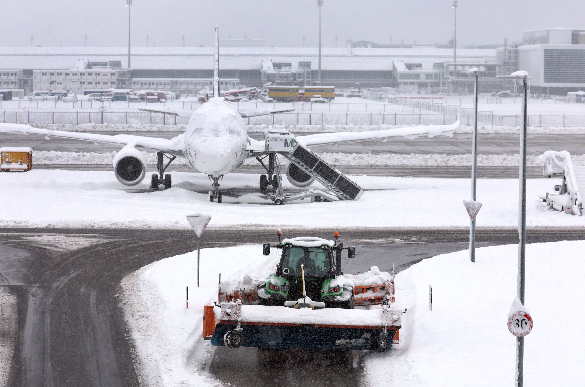 Außergewöhnliche Umstände: Bei kurzfristigen Flugstreichungen aufgrund extremen Wetters stehen Passagieren oft keine Entschädigungszahlungen zu.