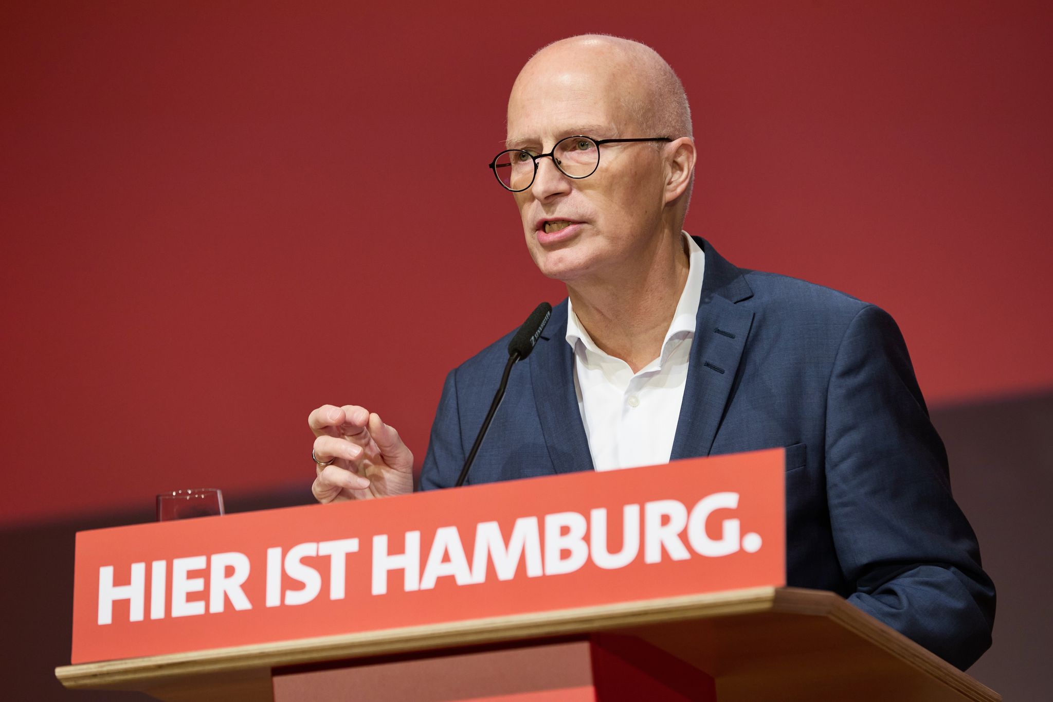 Hamburgs Bürgermeister Peter Tschentscher ist mit 97,3 Prozent der Stimmen zum Spitzenkandidat der SPD Hamburg gewählt worden.