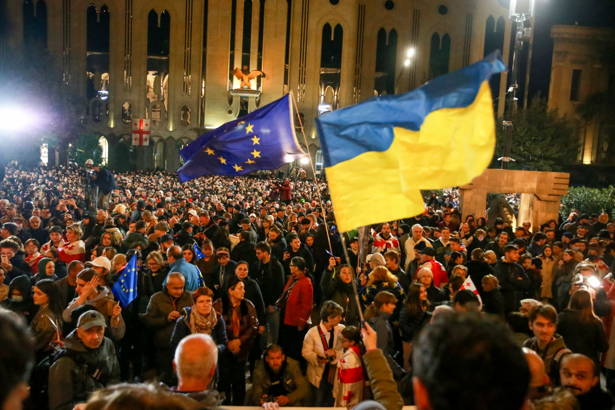 Zu Tausenden protestieren Anhänger der proeuropäischen Opposition in Georgien gegen das offiziell verkündete Ergebnis nach der Parlamentswahl.