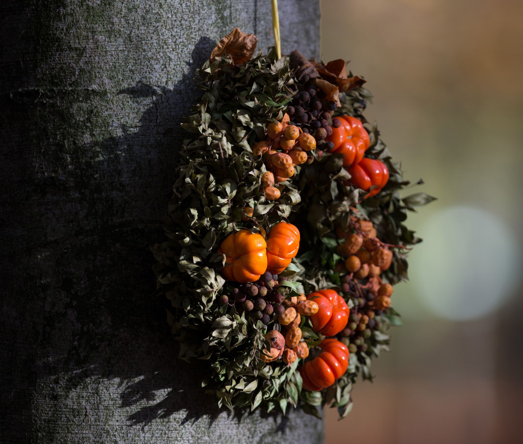 Ein Kranz besetzt mit Herbstfrüchten kann auch im Garten für eine stimmungsvolle Atmosphäre sorgen.