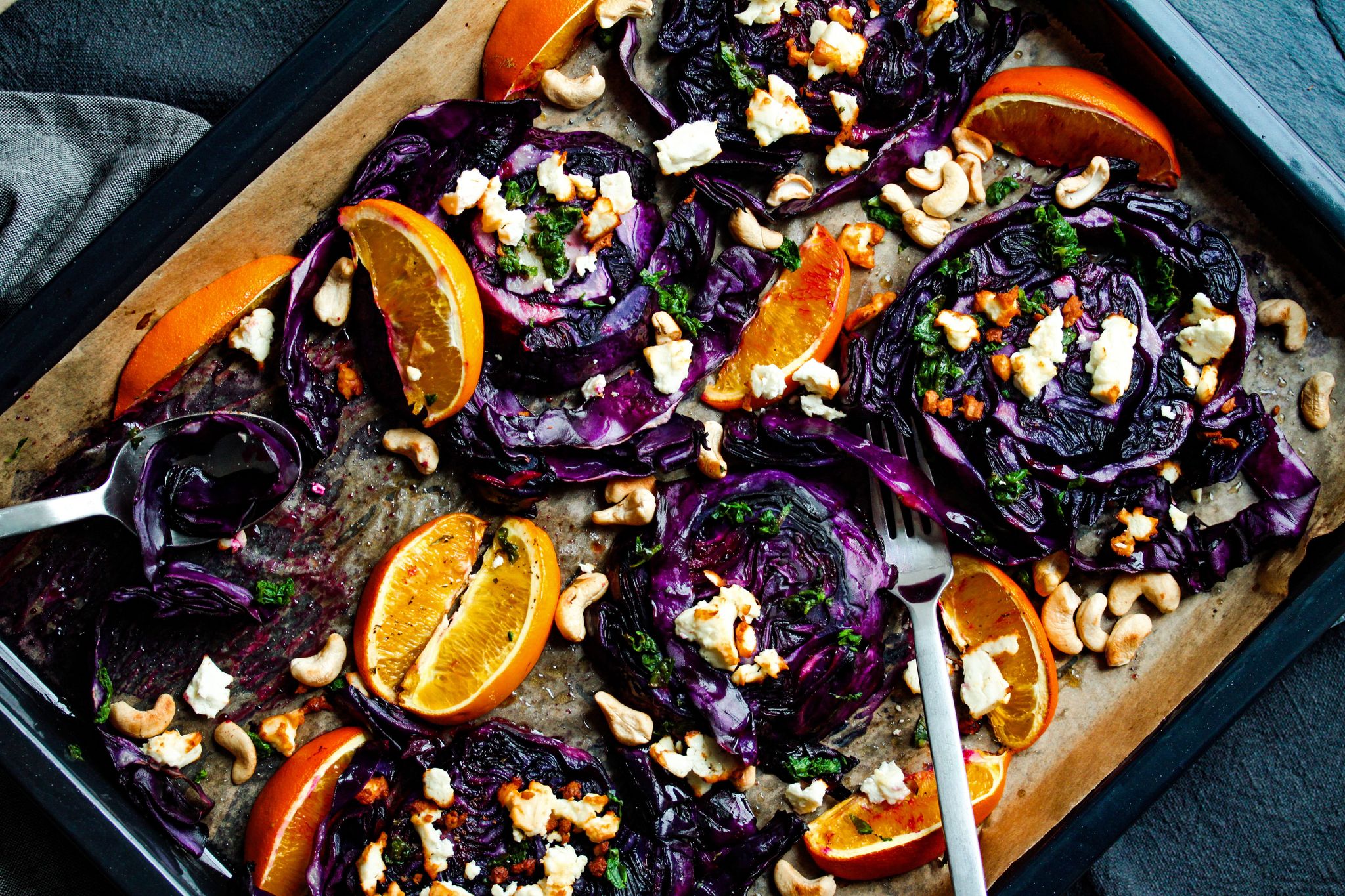 Pflanzliche Zutaten feuern ein Farbspektakel ab: Orangen und Minze verleihen dem ofengeröstetem Rotkohl nicht nur optisch eine frische Note.