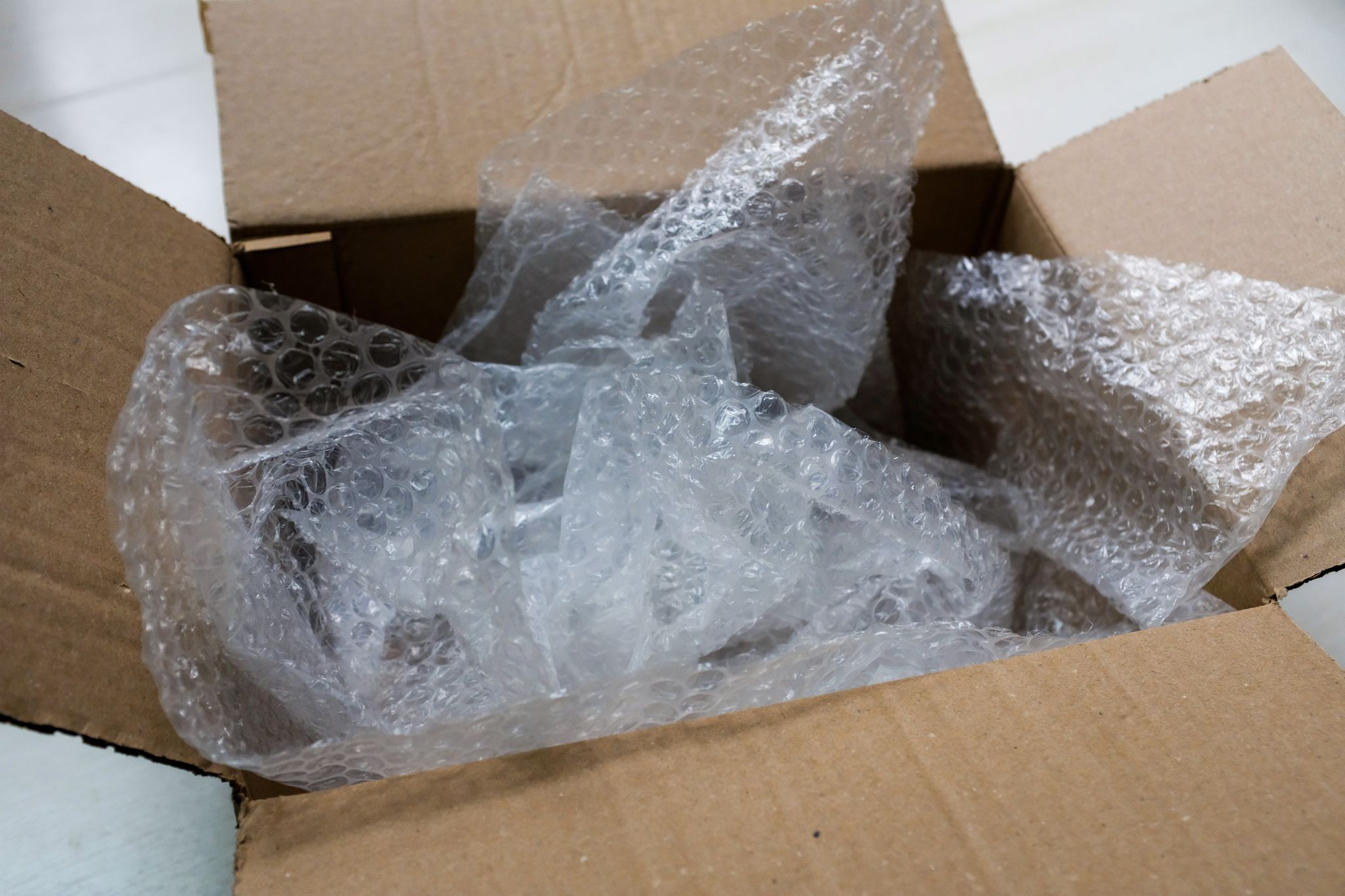 Nach dem Auspacken von Online-Bestellungen bleiben oft Verpackungsmaterialien wie Noppenfolie übrig. Diese sollten ordnungsgemäß getrennt und umweltgerecht entsorgt werden.