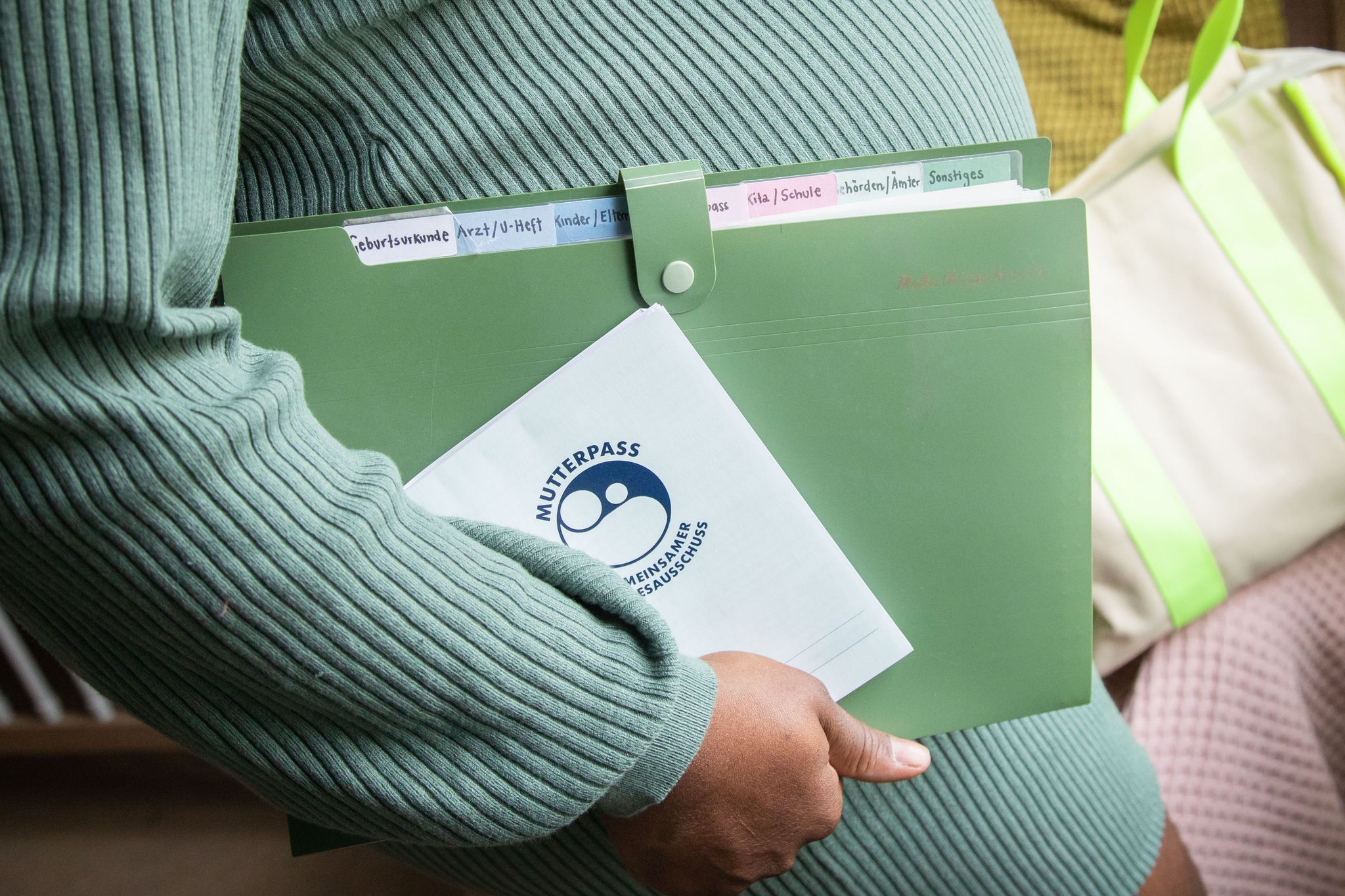 Im Mutterpass stehen viele sensible Daten rund um die Schwangerschaft - diese gehen nur die werdende Mutter etwas an.