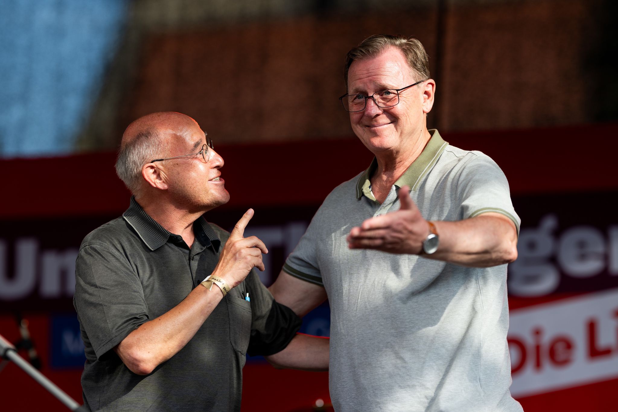 Thüringens scheidender Ministerpräsident Bodo Ramelow (r) von der Linken findet Sympathien für Pläne seines Parteikollegen Gregor Gysi. (Archivbild)