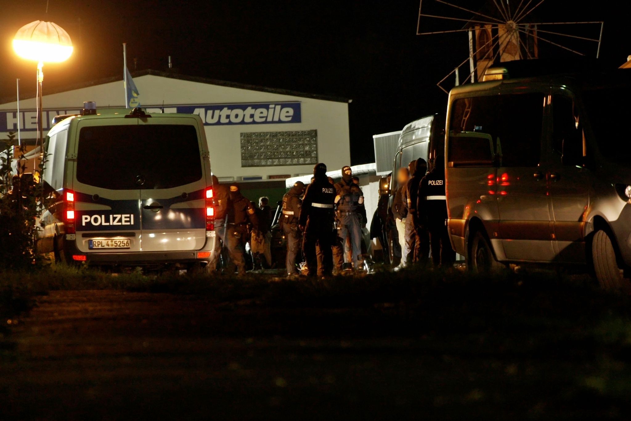 Die Polizei geht den Angaben nach davon aus, dass ein regionaler Ableger der rechtsextremistischen Kleinstpartei III. Weg der Veranstalter war.