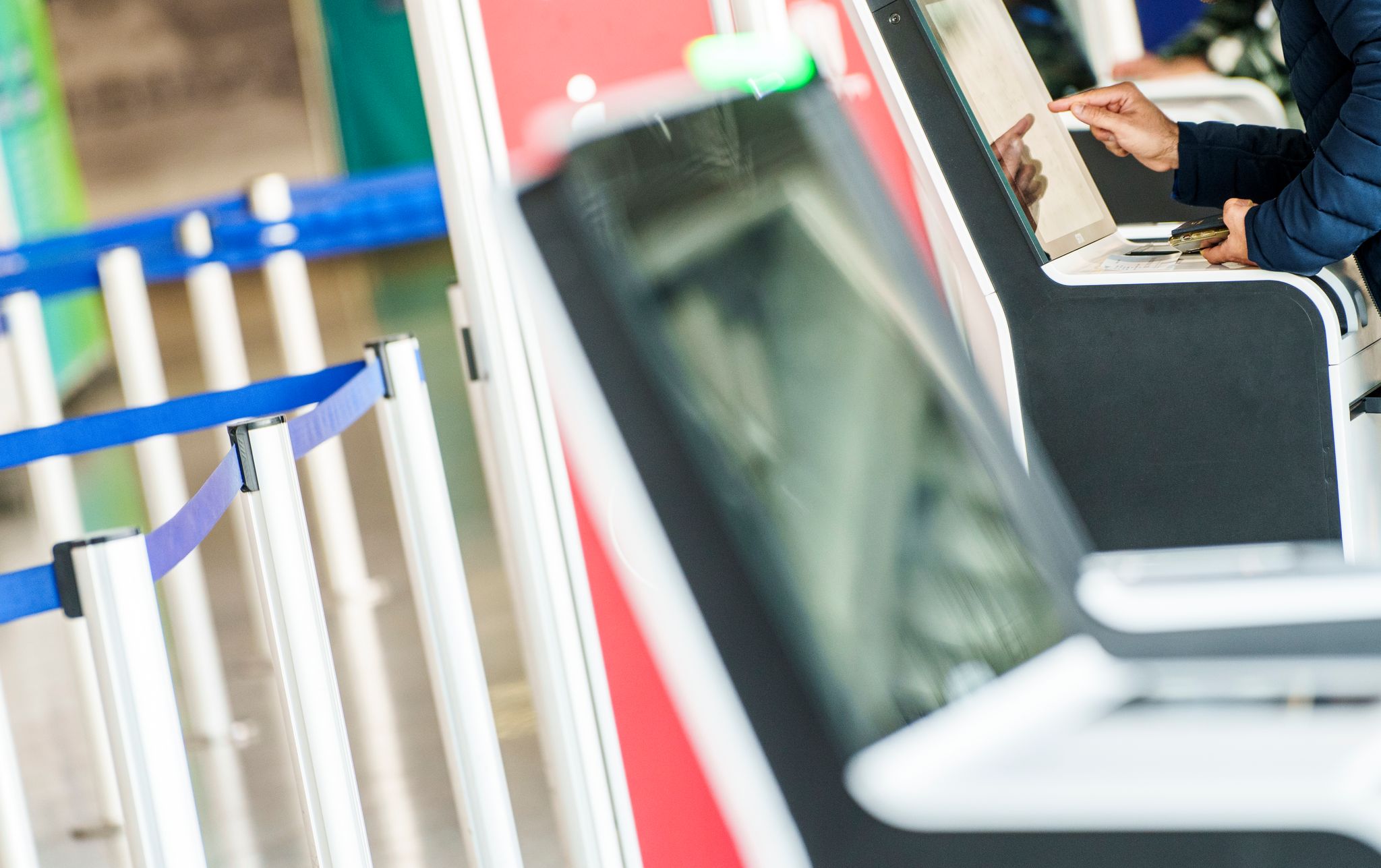 Airlines setzen auf Digitalisierung: Automaten ersetzen zunehmend klassische Check-in-Schalter am Flughafen.