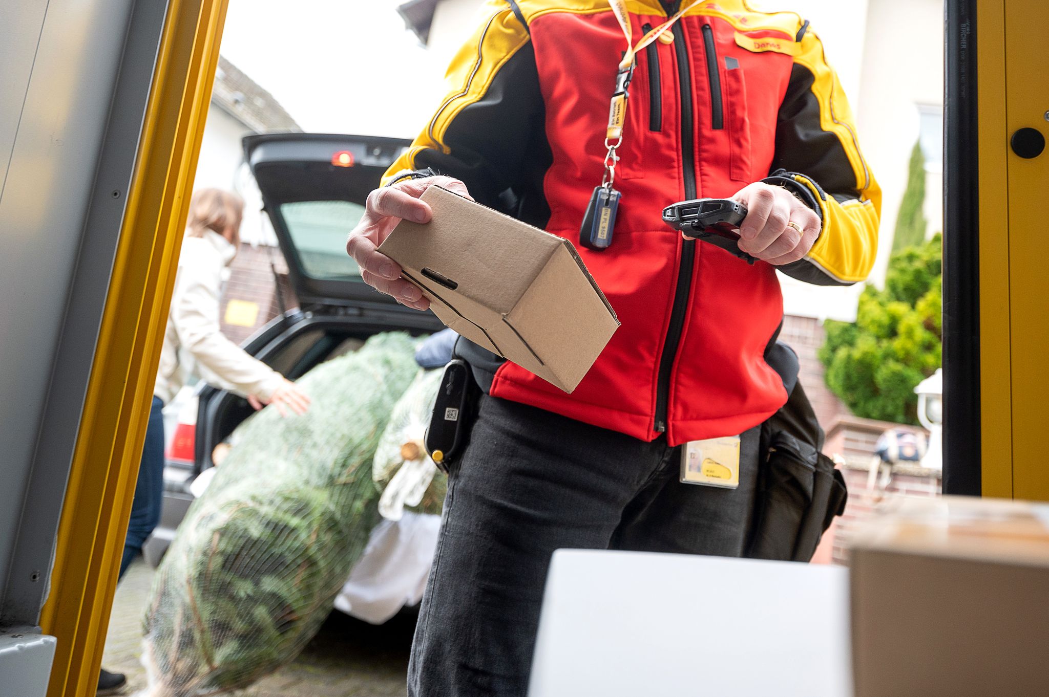 Für den sicheren Versand von Weihnachtsgeschenken sollten stabile Kartons ohne alte Etiketten sowie ausreichend Polstermaterial verwendet werden.